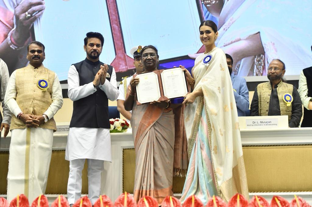 National Film Award: नेशनल फ़िल्म अवार्ड में शादी की साड़ी पहन पहुंची आलिया भट्ट, कृति सेनन को भी मिला अवार्ड