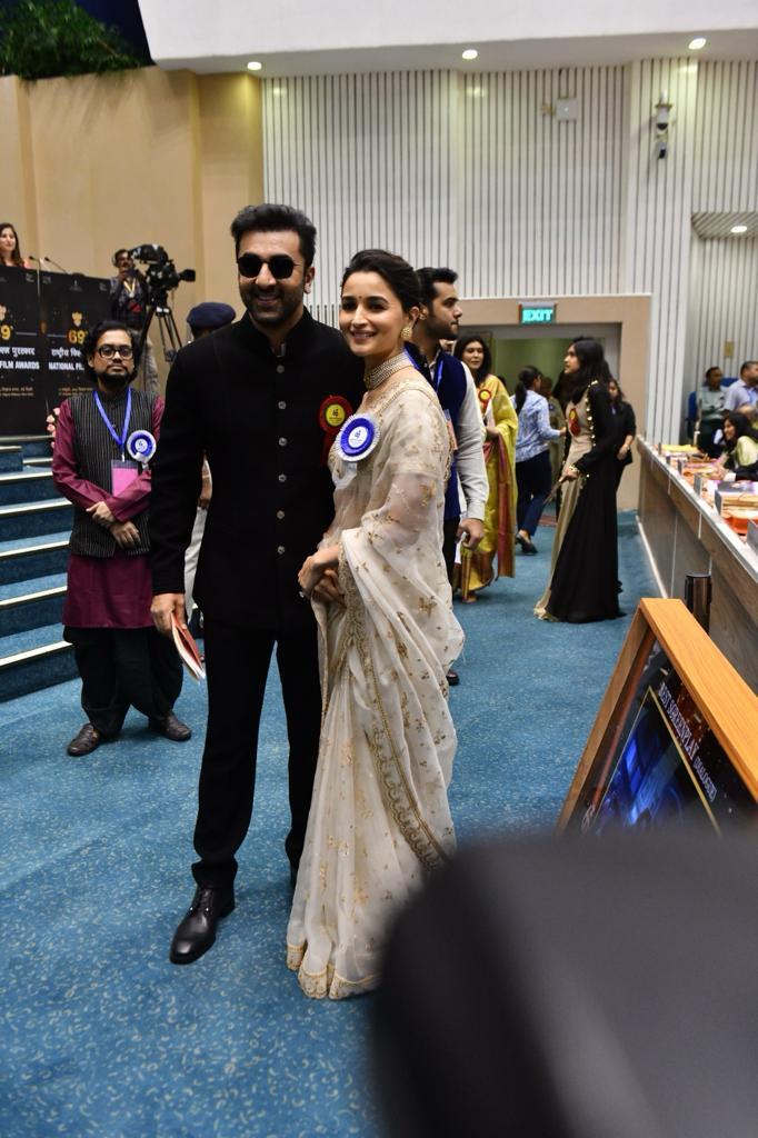 National Film Award: नेशनल फ़िल्म अवार्ड में शादी की साड़ी पहन पहुंची आलिया भट्ट, कृति सेनन को भी मिला अवार्ड