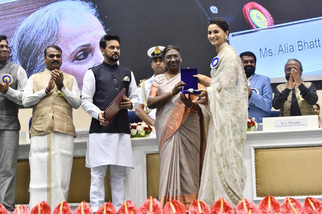 National Film Award: नेशनल फ़िल्म अवार्ड में शादी की साड़ी पहन पहुंची आलिया भट्ट, कृति सेनन को भी मिला अवार्ड