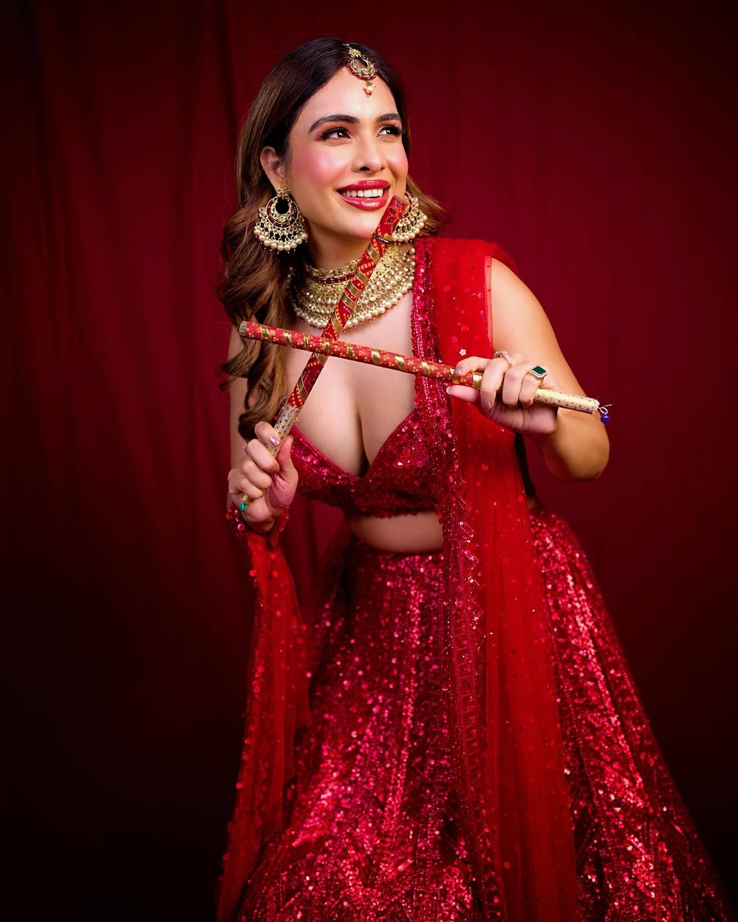 Neha Malik ने लाल लहंगा पहन खेला डांडिया, लुक देख आंहें भरने लगे फैंस 