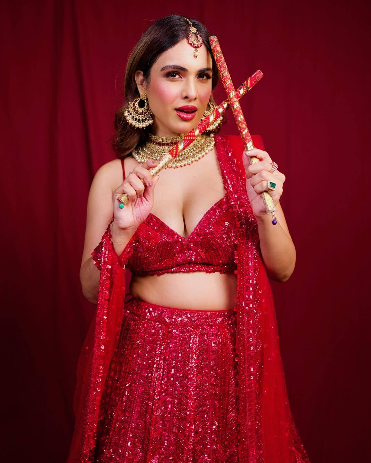 Neha Malik ने लाल लहंगा पहन खेला डांडिया, लुक देख आंहें भरने लगे फैंस 