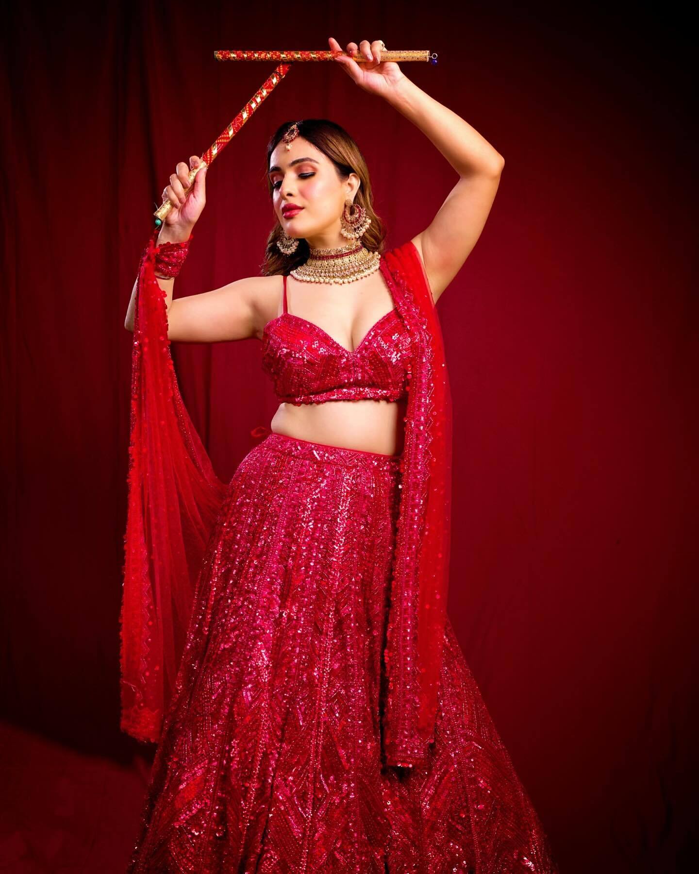 Neha Malik ने लाल लहंगा पहन खेला डांडिया, लुक देख आंहें भरने लगे फैंस 