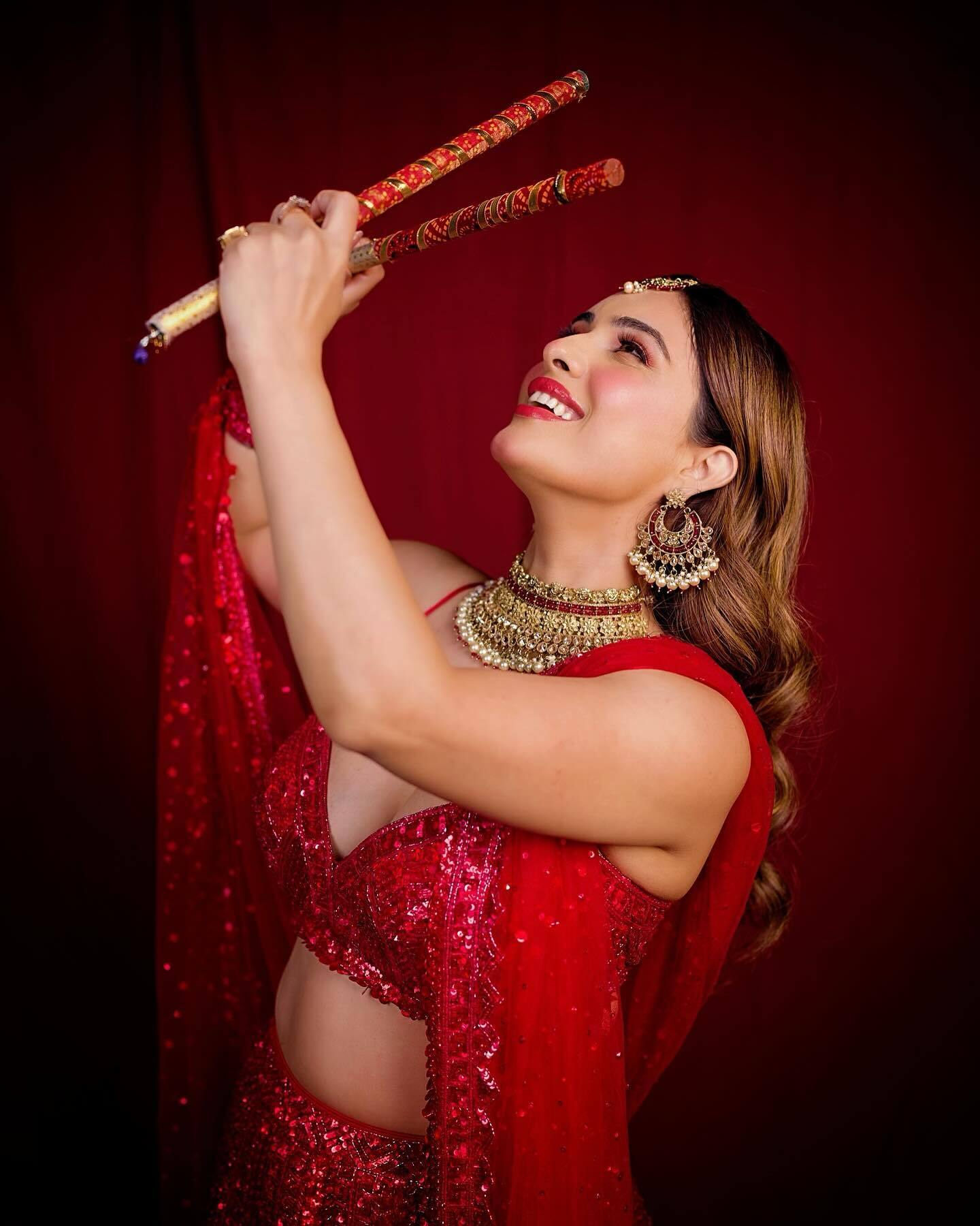 Neha Malik ने लाल लहंगा पहन खेला डांडिया, लुक देख आंहें भरने लगे फैंस 