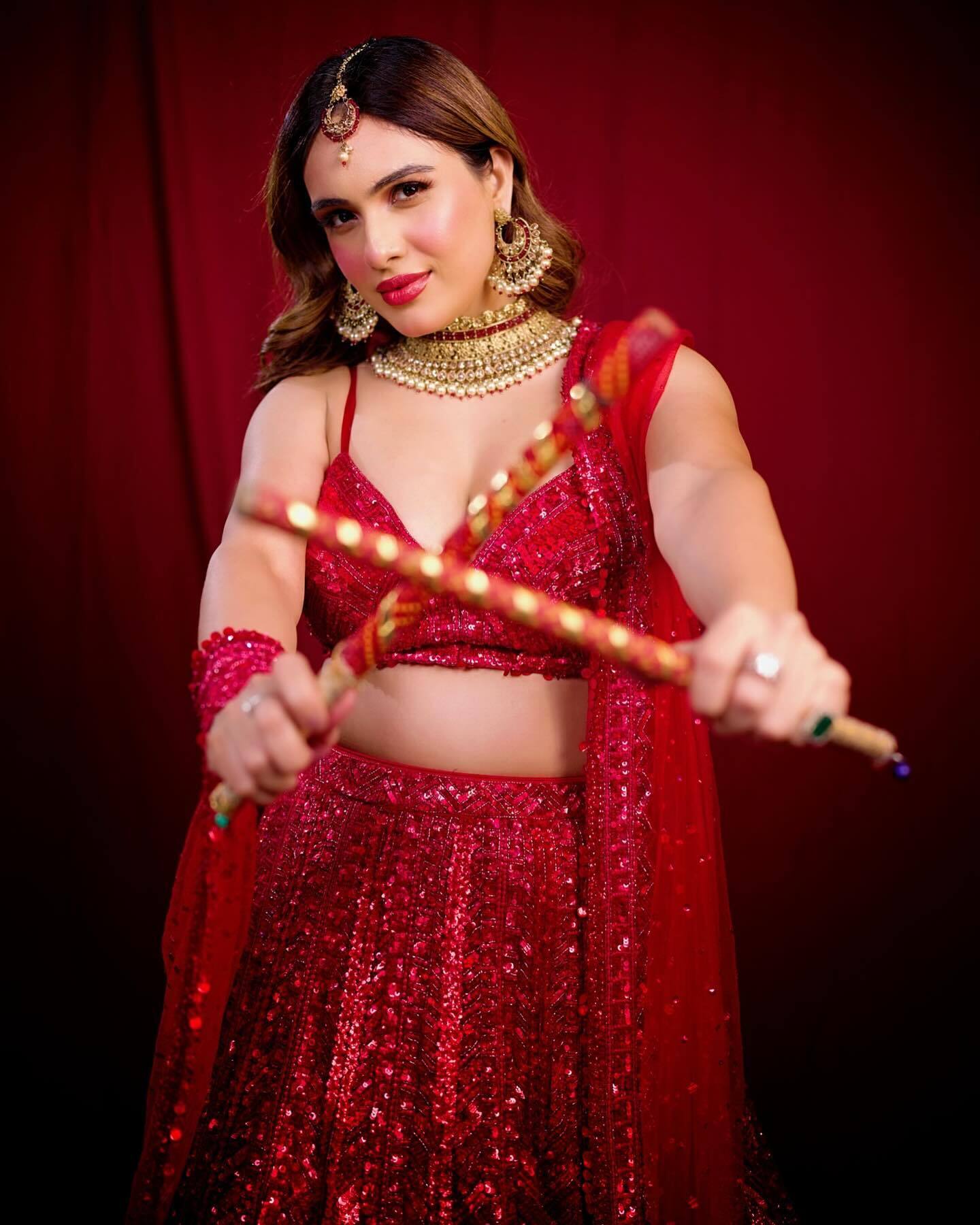 Neha Malik ने लाल लहंगा पहन खेला डांडिया, लुक देख आंहें भरने लगे फैंस 