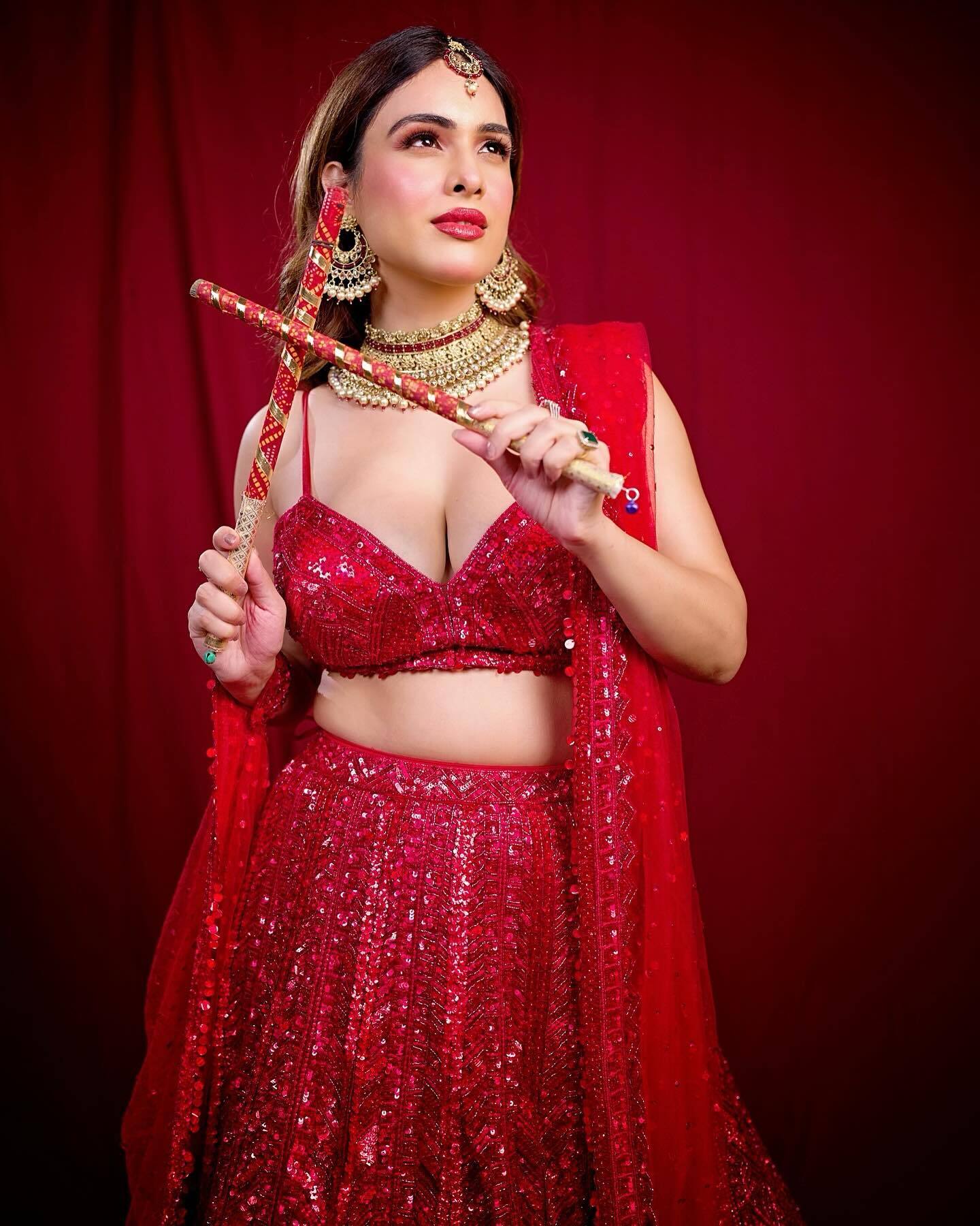 Neha Malik ने लाल लहंगा पहन खेला डांडिया, लुक देख आंहें भरने लगे फैंस 