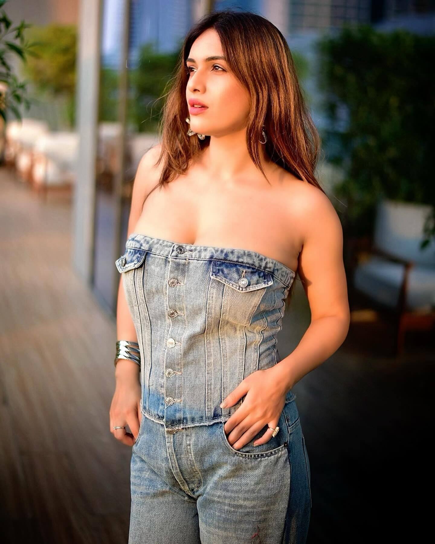 Neha Malik ने डेनिम जंपसूट में बढ़ाई फैन्स की दिल की धड़कन, सोशल मीडिया पर वायरल हो रहा लुक 