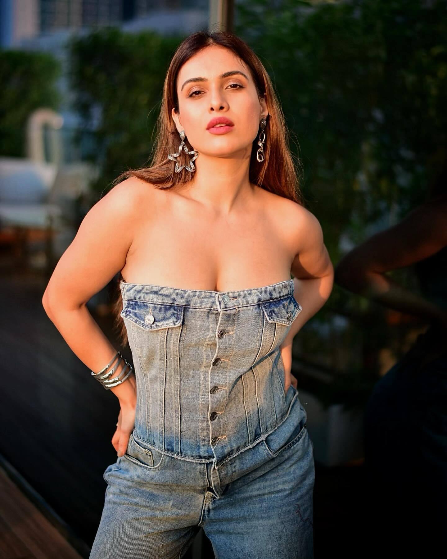 Neha Malik ने डेनिम जंपसूट में बढ़ाई फैन्स की दिल की धड़कन, सोशल मीडिया पर वायरल हो रहा लुक 