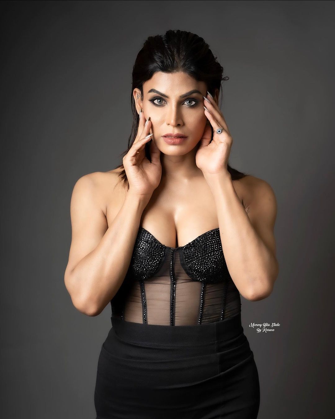 Nithu Vaanjaksshi (Bigg Boss 10 Contestant )