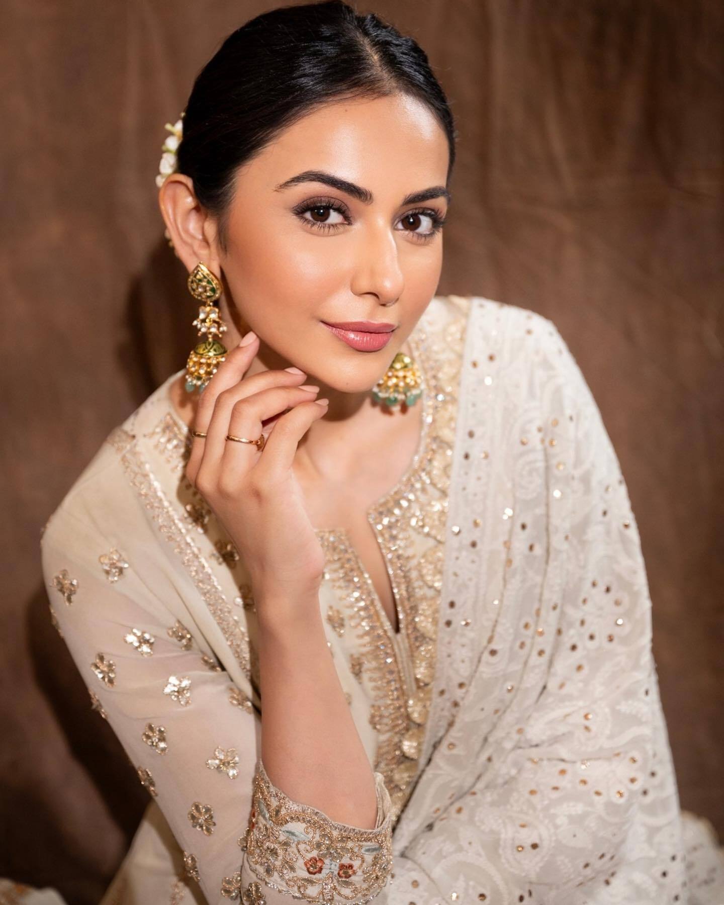Rakul Preet Singh ने देसी लुक में फैंस का धड़काया दिल, हसीना की सादगी पर हुए फ़िदा 