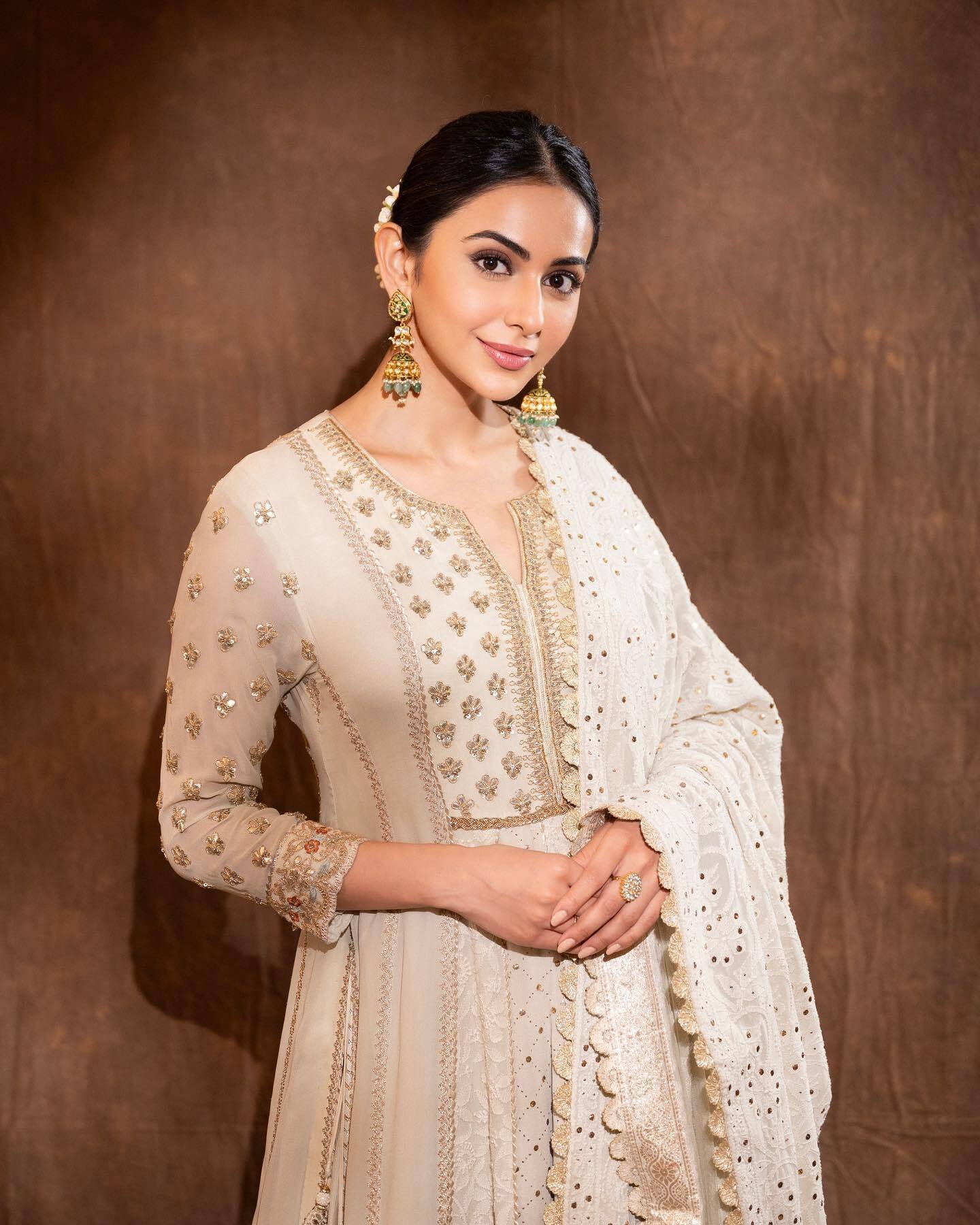 Rakul Preet Singh ने देसी लुक में फैंस का धड़काया दिल, हसीना की सादगी पर हुए फ़िदा 