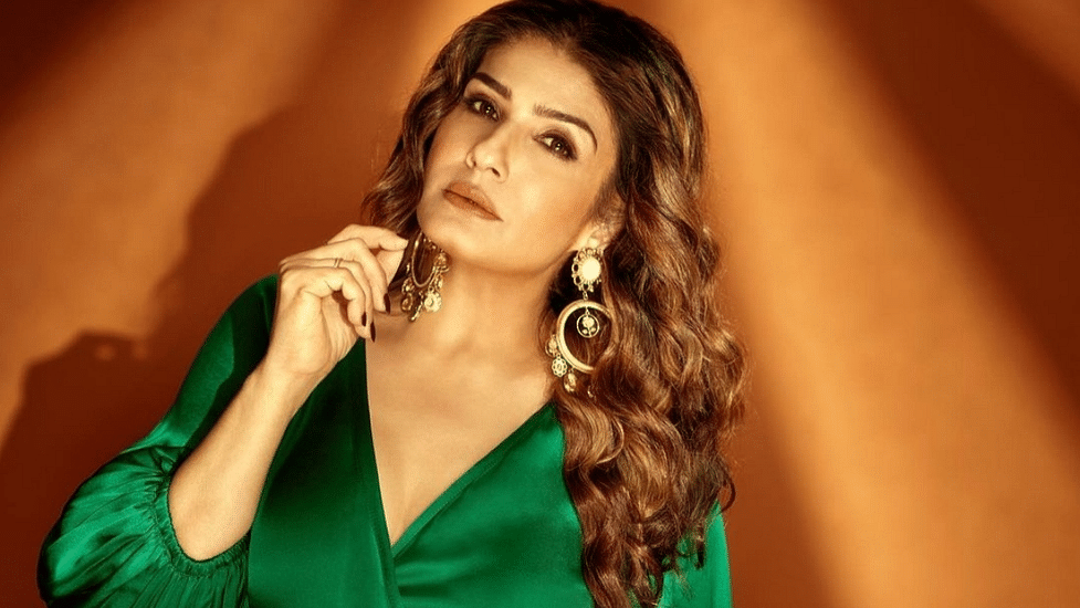 ज़ब Raveena Tandon के साथ बूढ़े आदमी ने बस मे की थी गंदी हरकत, एक्ट्रेस हो हुई थी शर्मिंदगी महसूस