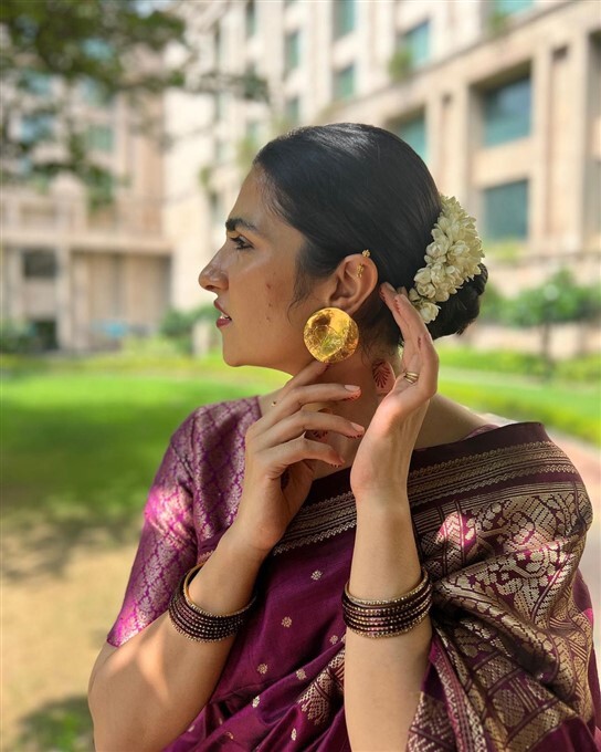 ಕೈಗೆ ಮೆಹಂದಿ, ತಲೆಗೆ ಮಲ್ಲಿಗೆ ಮುಡಿದು ಕಣ್ಮನ ಸೆಳೆದ ಸಪ್ತ ಸಾಗರದಾಚೆ ಎಲ್ಲೋ ನಟಿ ರುಕ್ಮಿಣಿ ವಸಂತ್