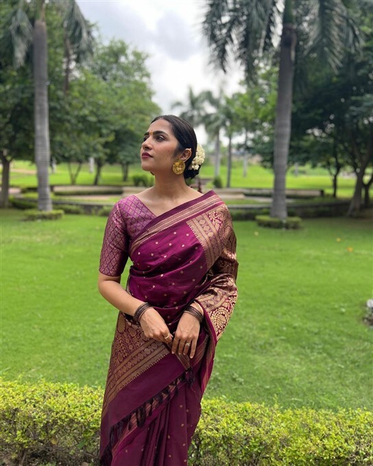 ಕೈಗೆ ಮೆಹಂದಿ, ತಲೆಗೆ ಮಲ್ಲಿಗೆ ಮುಡಿದು ಕಣ್ಮನ ಸೆಳೆದ ಸಪ್ತ ಸಾಗರದಾಚೆ ಎಲ್ಲೋ ನಟಿ ರುಕ್ಮಿಣಿ ವಸಂತ್