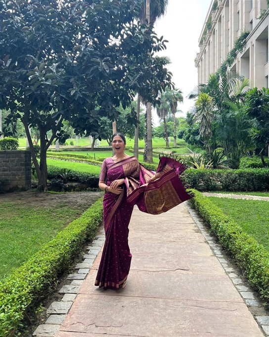 ಕೈಗೆ ಮೆಹಂದಿ, ತಲೆಗೆ ಮಲ್ಲಿಗೆ ಮುಡಿದು ಕಣ್ಮನ ಸೆಳೆದ ಸಪ್ತ ಸಾಗರದಾಚೆ ಎಲ್ಲೋ ನಟಿ ರುಕ್ಮಿಣಿ ವಸಂತ್