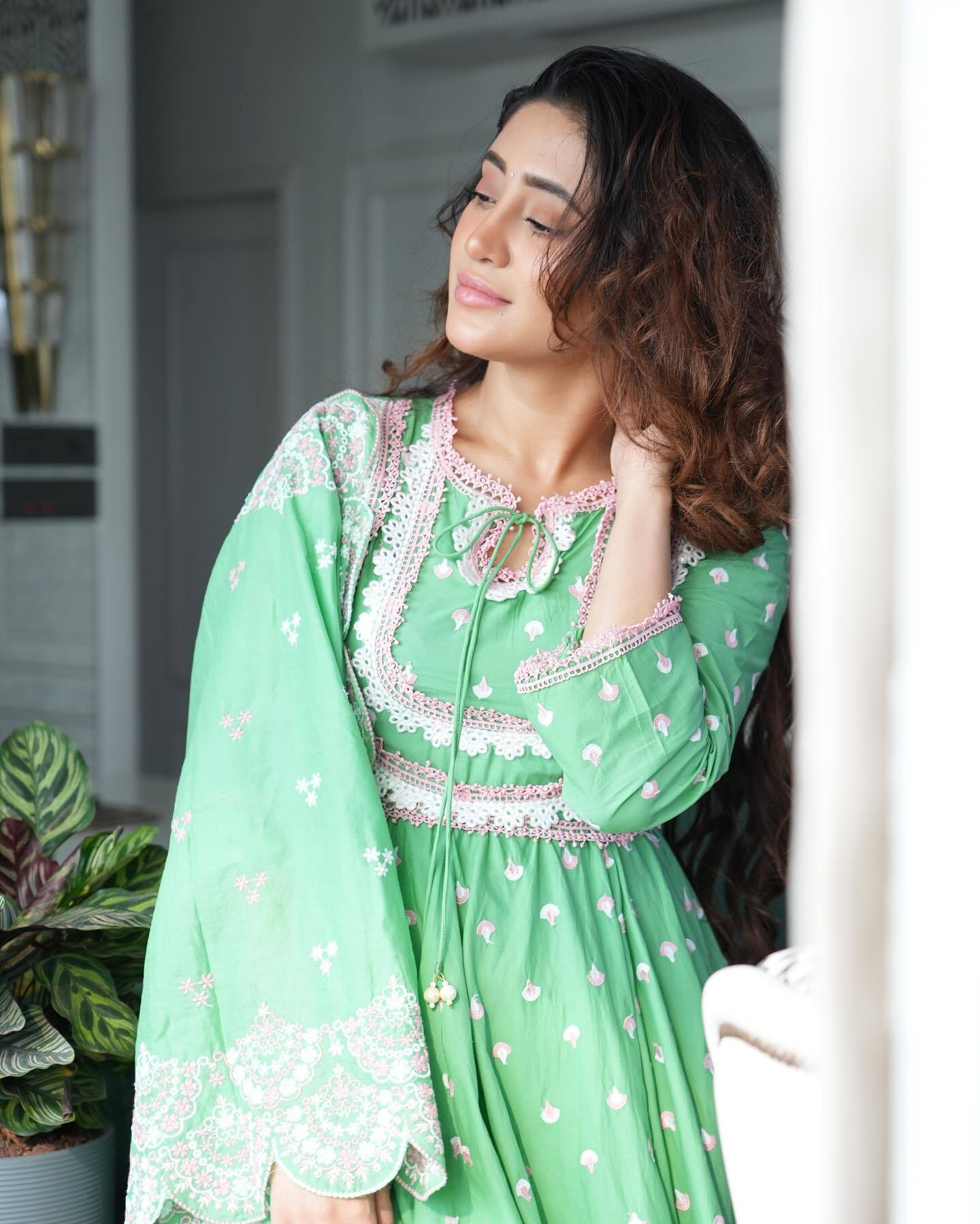 Shivangi Joshi ने ग्रीन सूट में बिखेरी अदाएं, लुक देख फैन्स भी हुए मदहोश