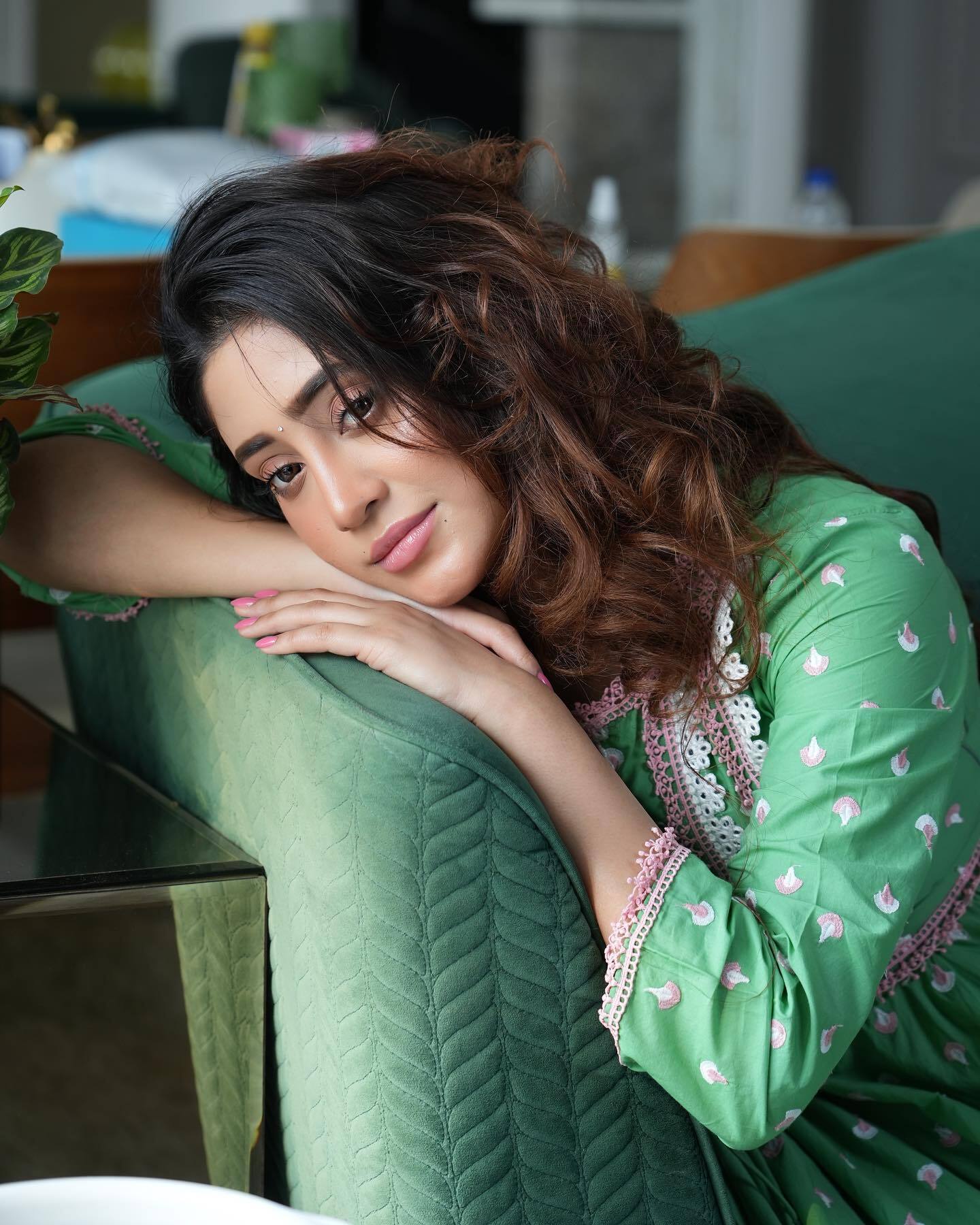 Shivangi Joshi ने ग्रीन सूट में बिखेरी अदाएं, लुक देख फैन्स भी हुए मदहोश