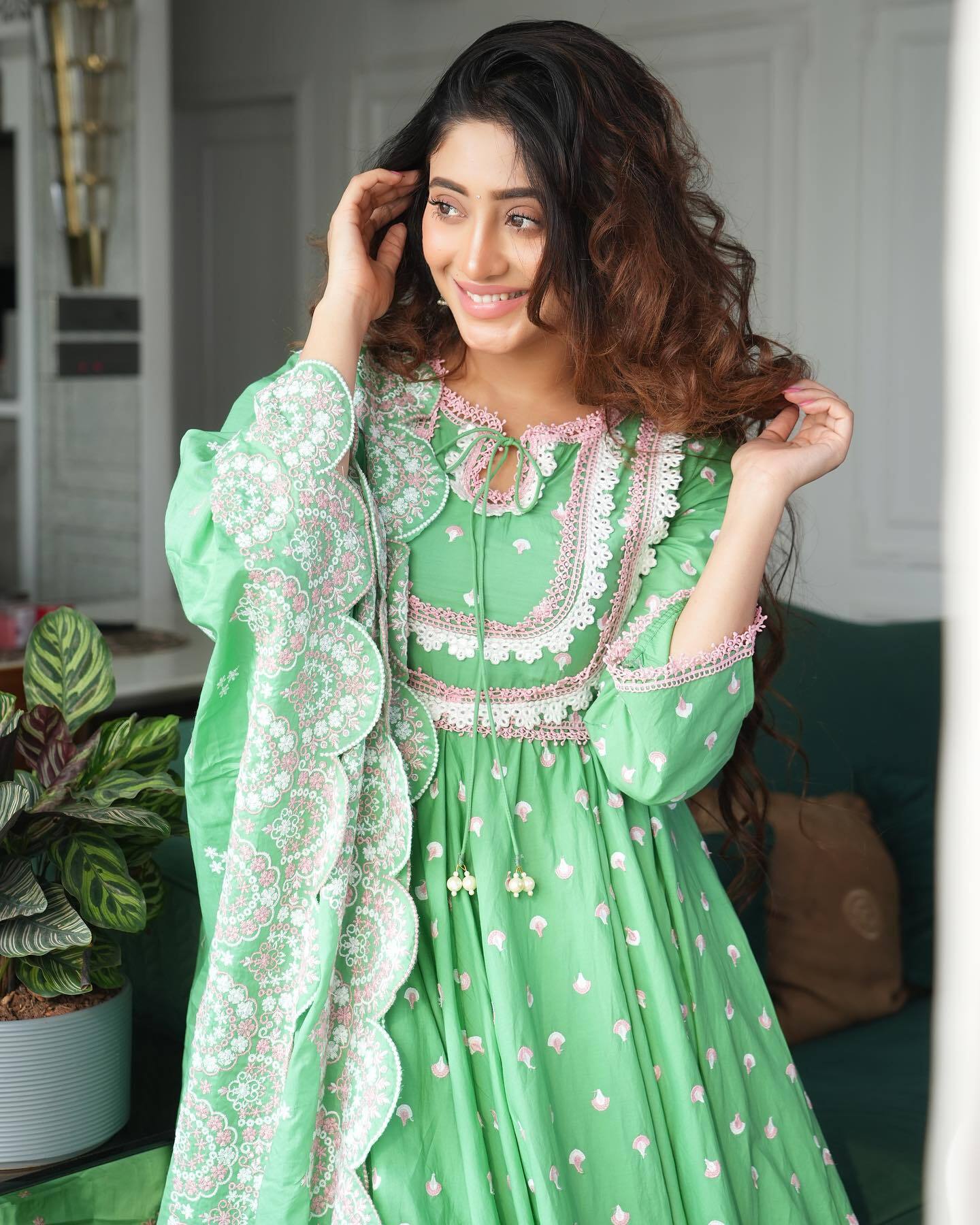 Shivangi Joshi ने ग्रीन सूट में बिखेरी अदाएं, लुक देख फैन्स भी हुए मदहोश