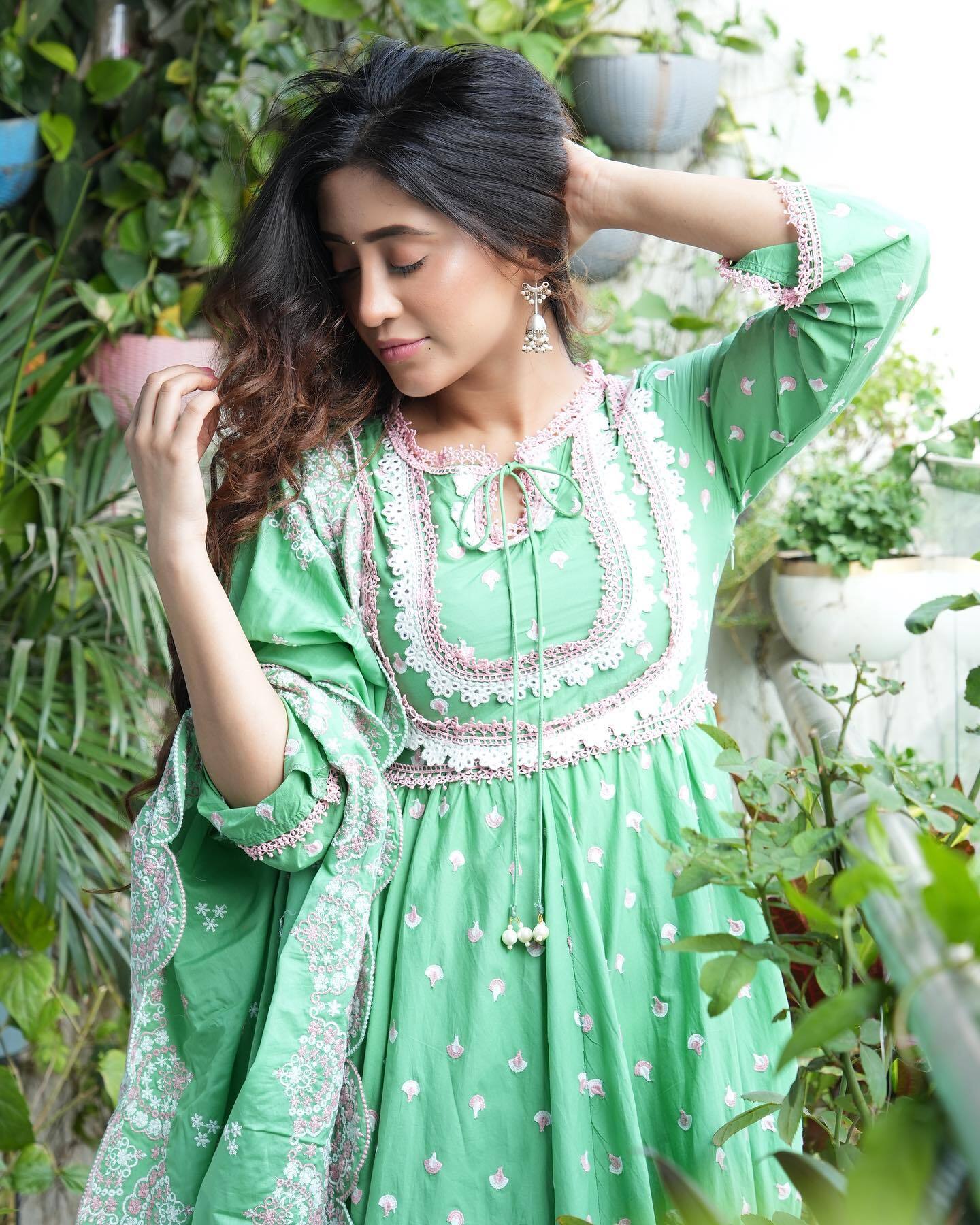 Shivangi Joshi ने ग्रीन सूट में बिखेरी अदाएं, लुक देख फैन्स भी हुए मदहोश