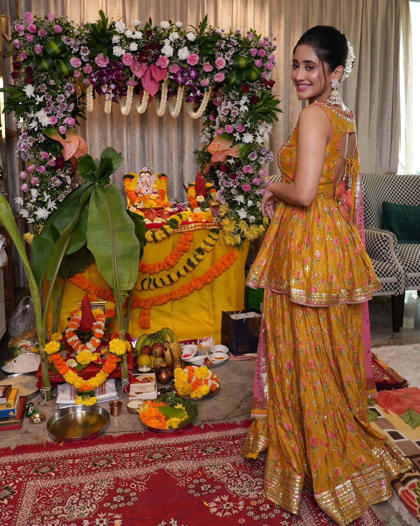 Shivangi Joshi ने ग्रीन सूट में बिखेरी अदाएं, लुक देख फैन्स भी हुए मदहोश