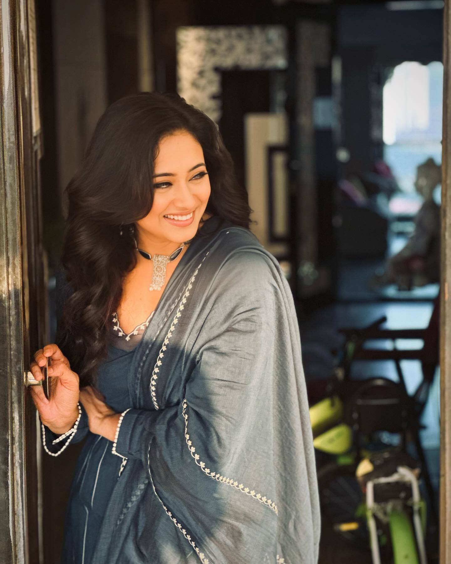 Shweta Tiwari ने नवरात्री के मौके पर नीले सूट में बालखाई अदाएं, 42 साल की उम्र में भी लगती हैं एक दम जवां 
