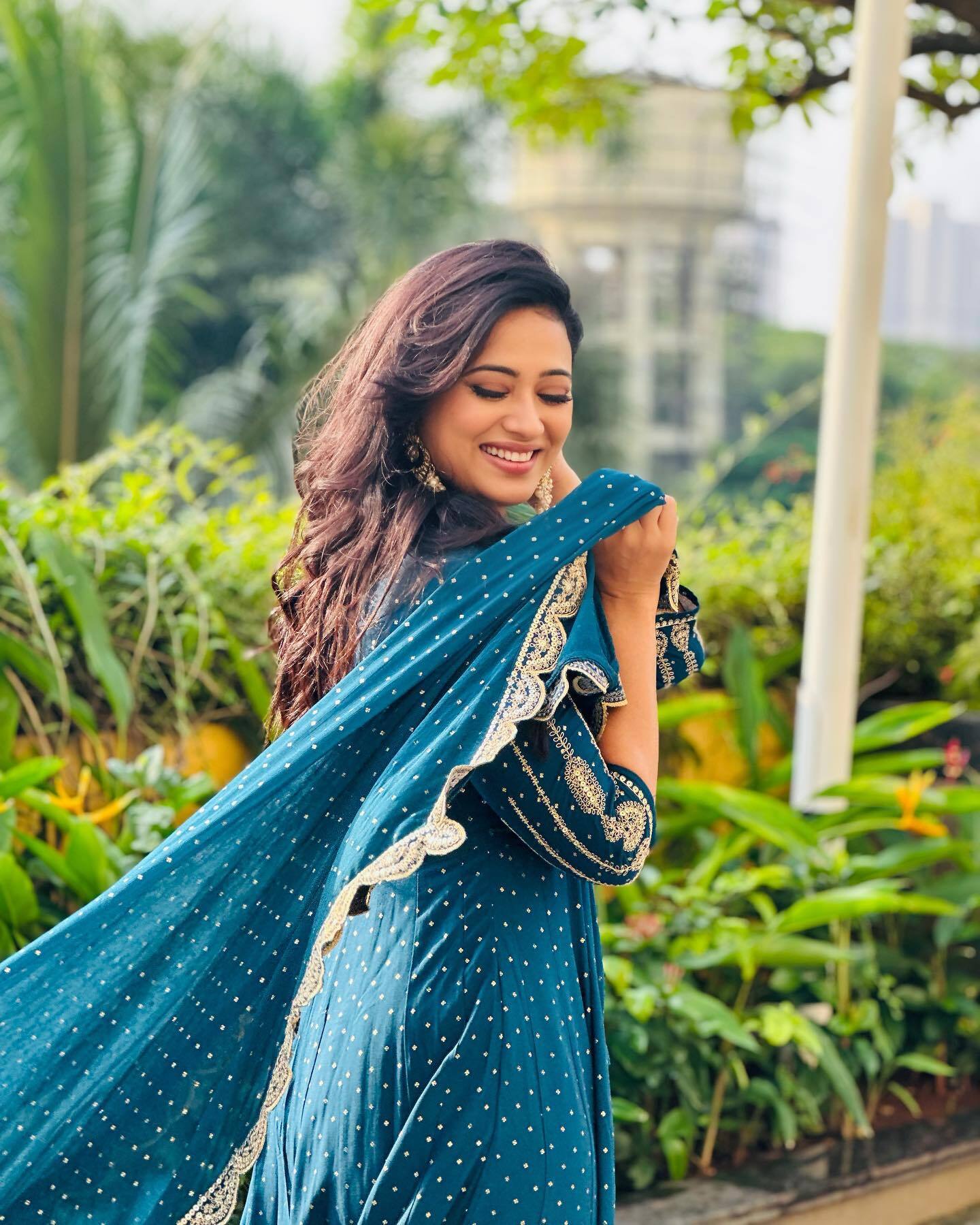 Shweta Tiwari ने नवरात्री के मौके पर नीले सूट में बालखाई अदाएं, 42 साल की उम्र में भी लगती हैं एक दम जवां 