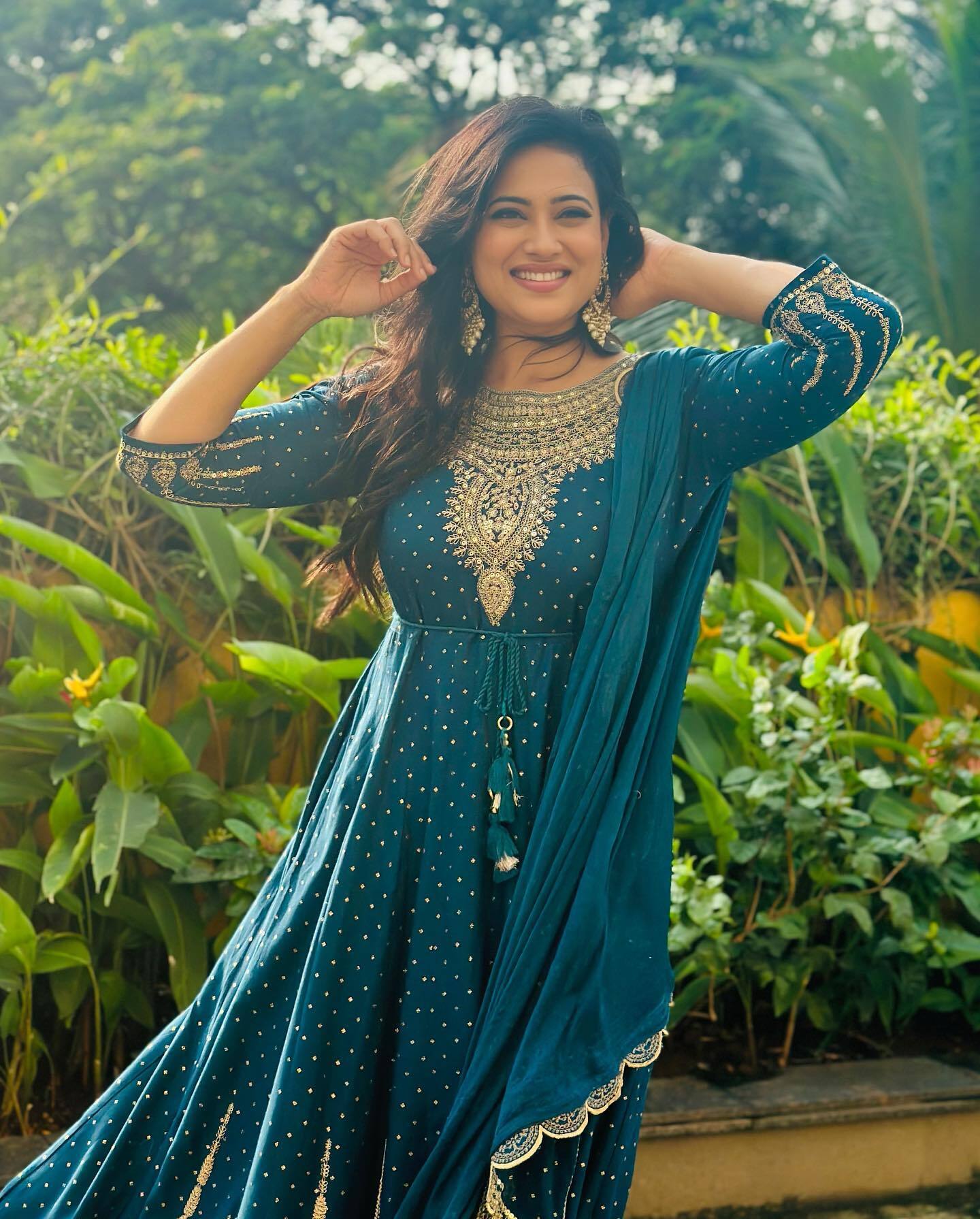 Shweta Tiwari ने नवरात्री के मौके पर नीले सूट में बालखाई अदाएं, 42 साल की उम्र में भी लगती हैं एक दम जवां 