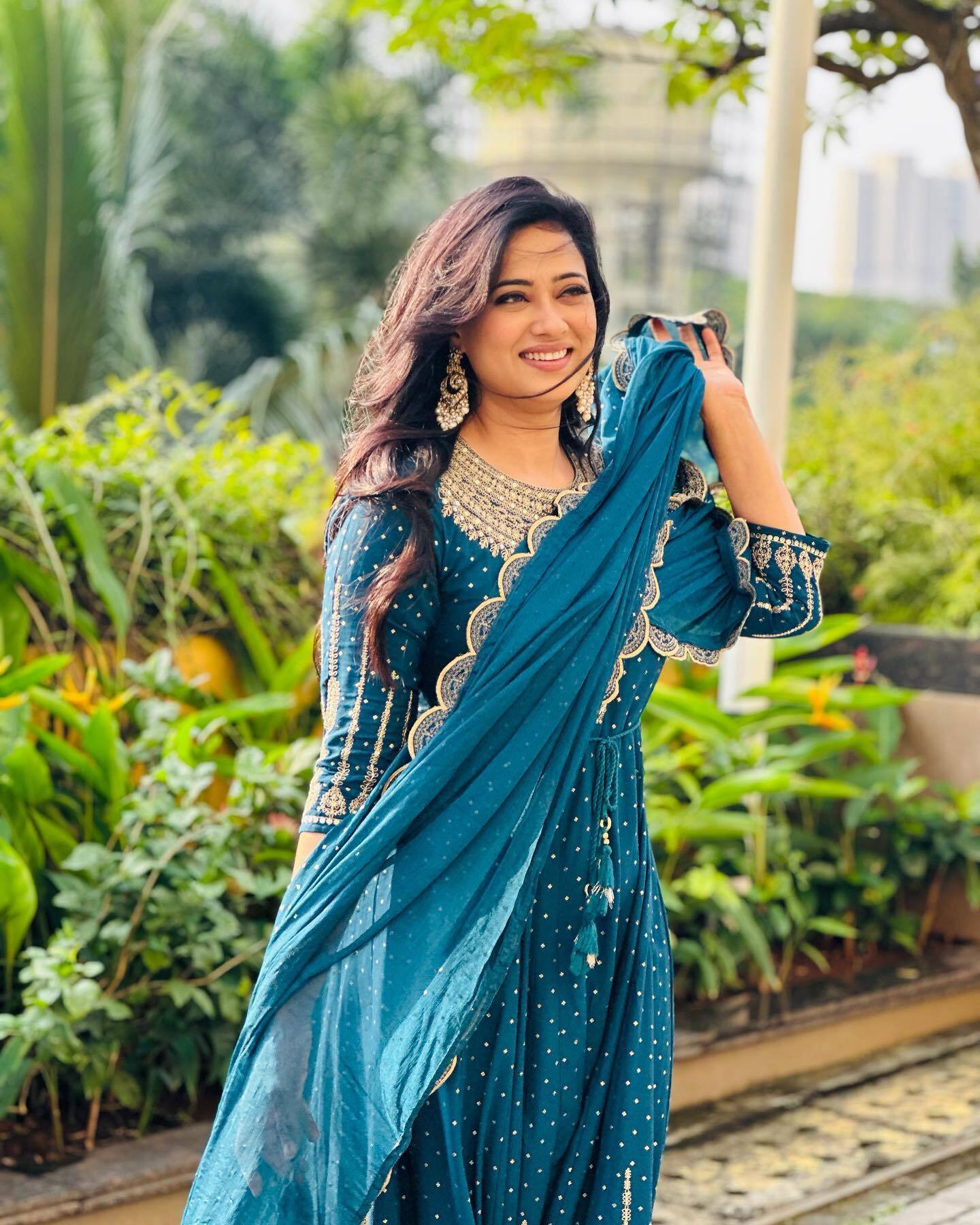 Shweta Tiwari ने नवरात्री के मौके पर नीले सूट में बालखाई अदाएं, 42 साल की उम्र में भी लगती हैं एक दम जवां 