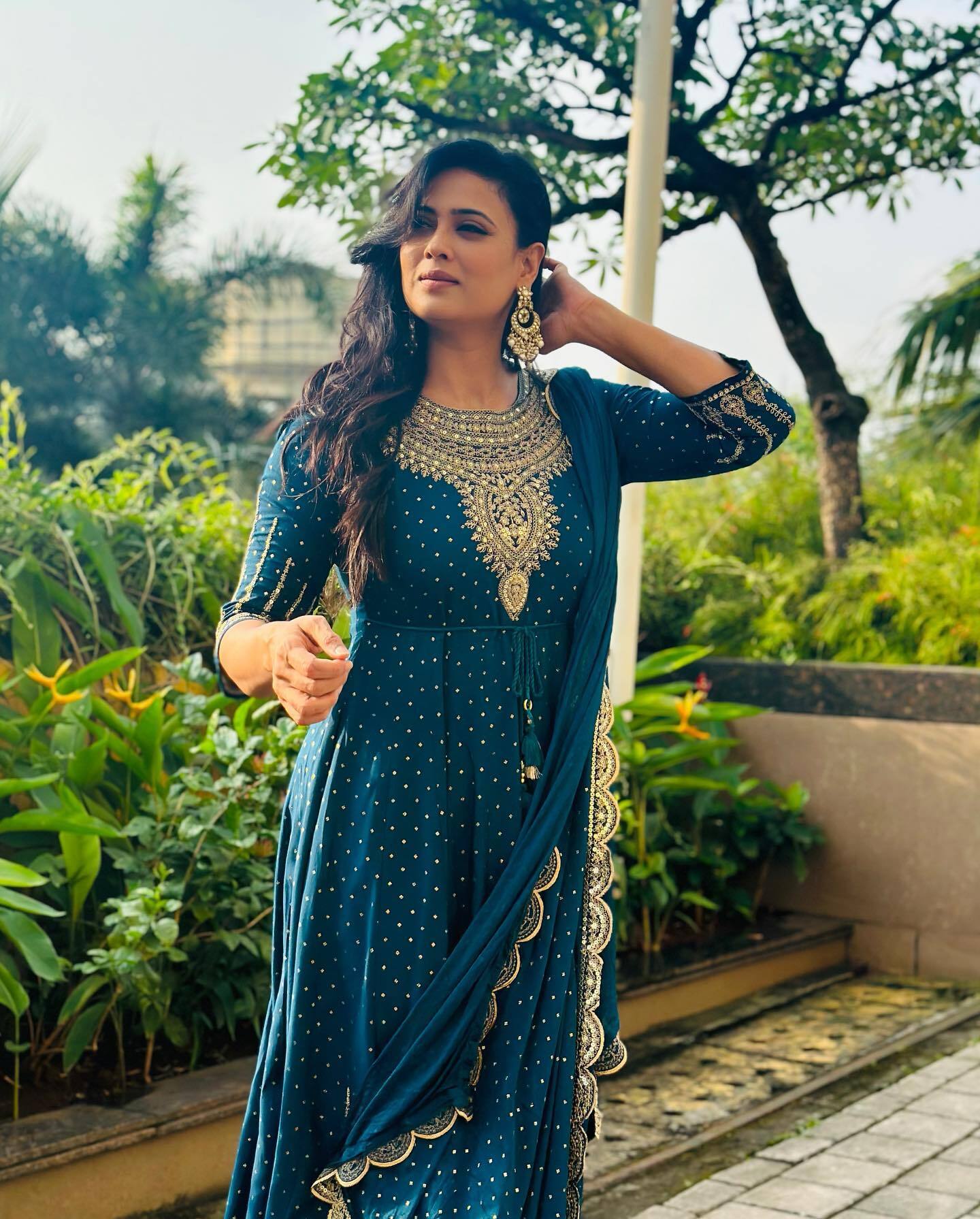 Shweta Tiwari ने नवरात्री के मौके पर नीले सूट में बालखाई अदाएं, 42 साल की उम्र में भी लगती हैं एक दम जवां 
