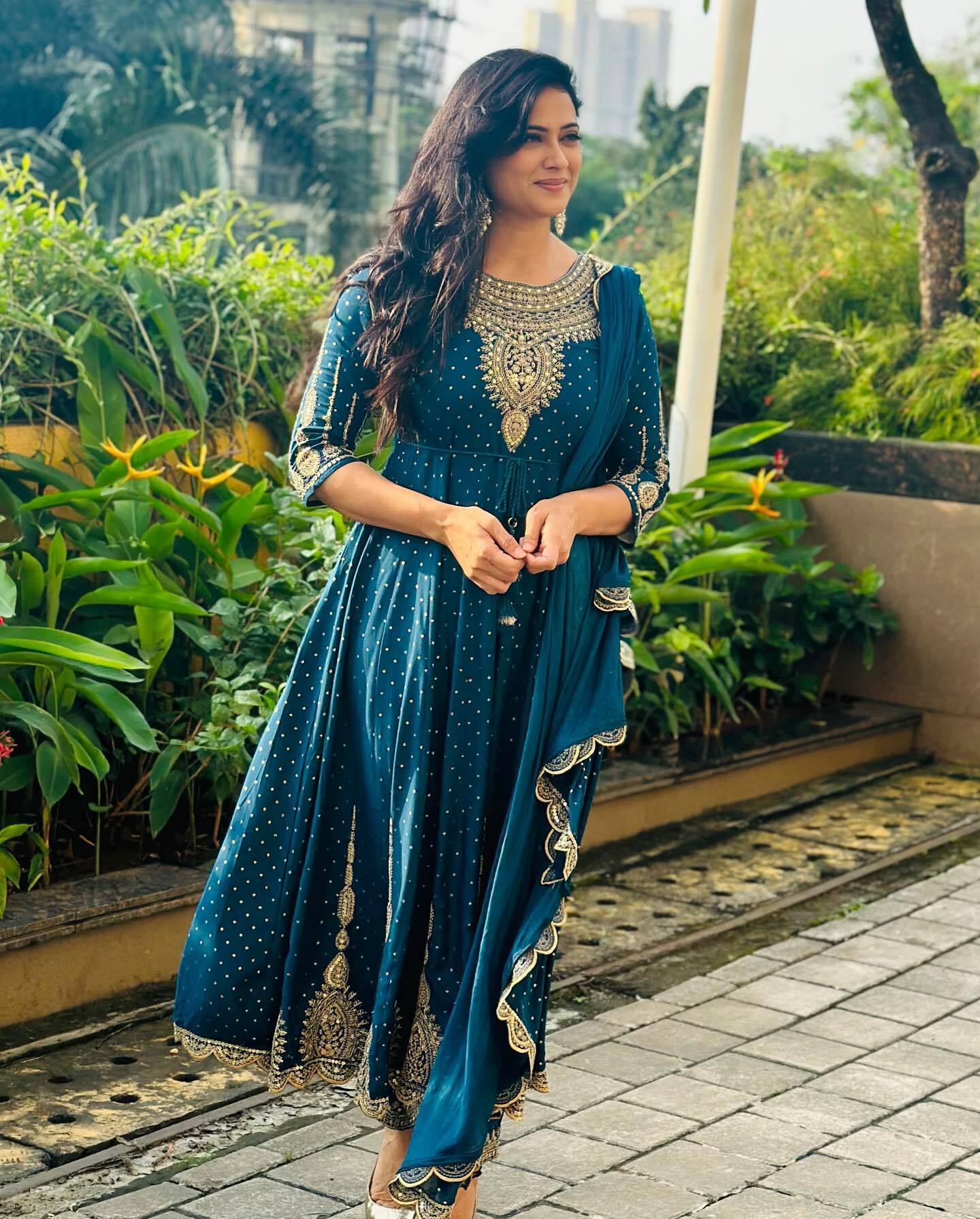 Shweta Tiwari ने नवरात्री के मौके पर नीले सूट में बालखाई अदाएं, 42 साल की उम्र में भी लगती हैं एक दम जवां 