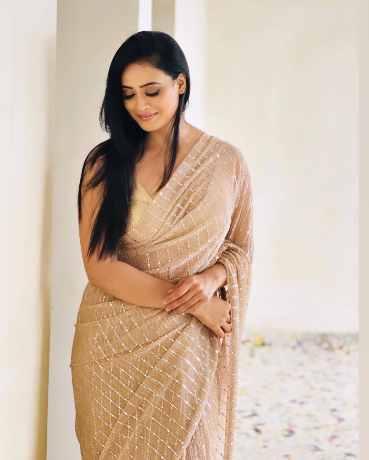 Shweta Tiwari का ऐसा लुक देख फैंस का ज़ोरों से धड़क उठा दिल, 43 साल की उम्र में भी फिगर है लाजवाब