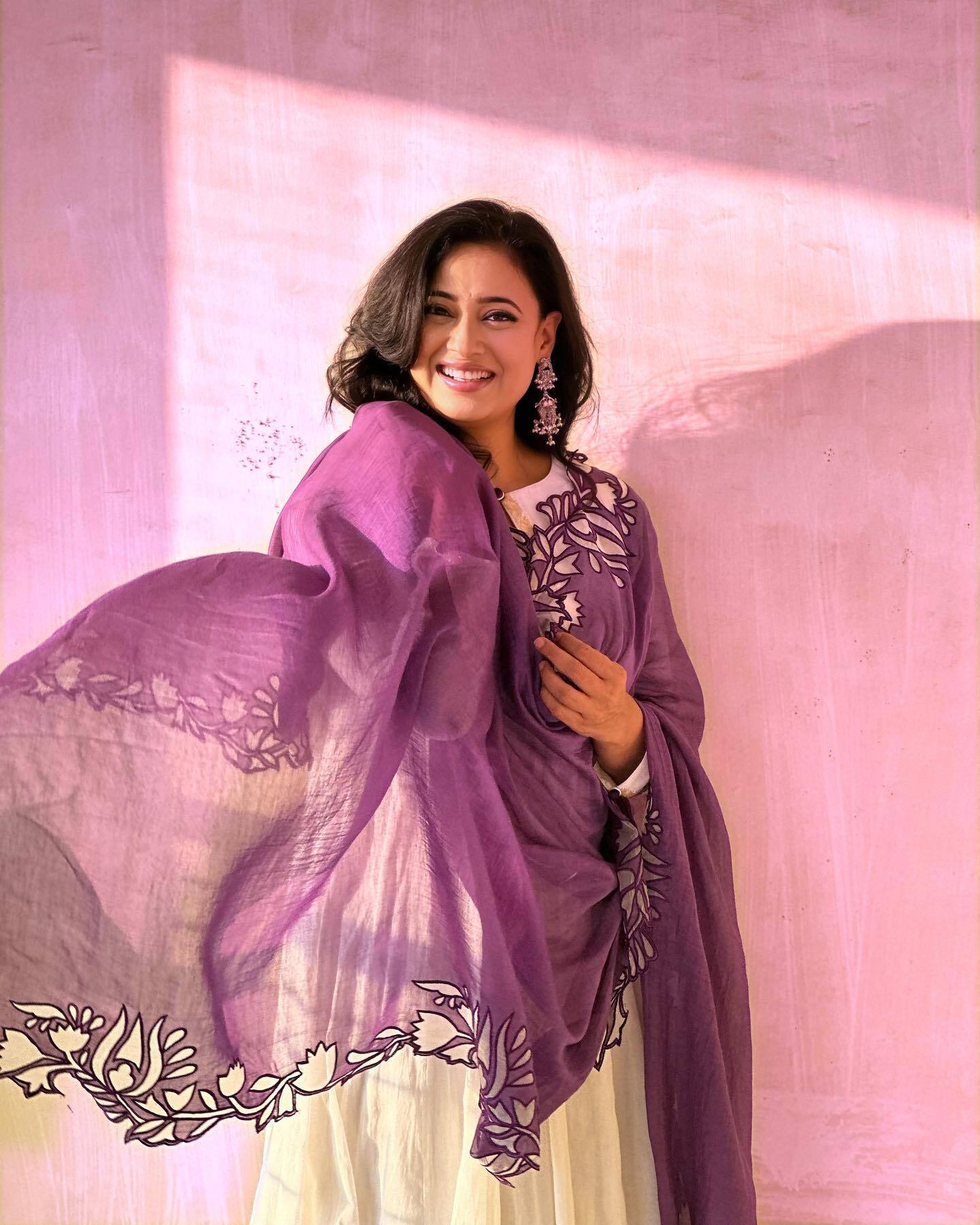 Shweta Tiwari ने अनारकली सूट में फ्लॉन्ट की अदाएं, तस्वीरें देख फैन्स का डोल गया दिल 