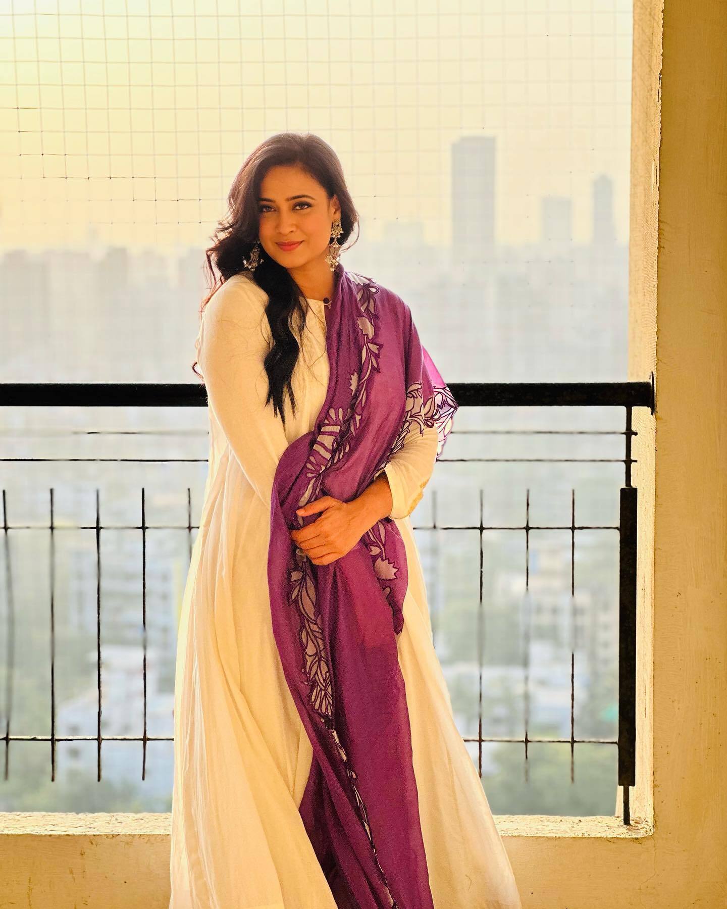 Shweta Tiwari ने अनारकली सूट में फ्लॉन्ट की अदाएं, तस्वीरें देख फैन्स का डोल गया दिल 