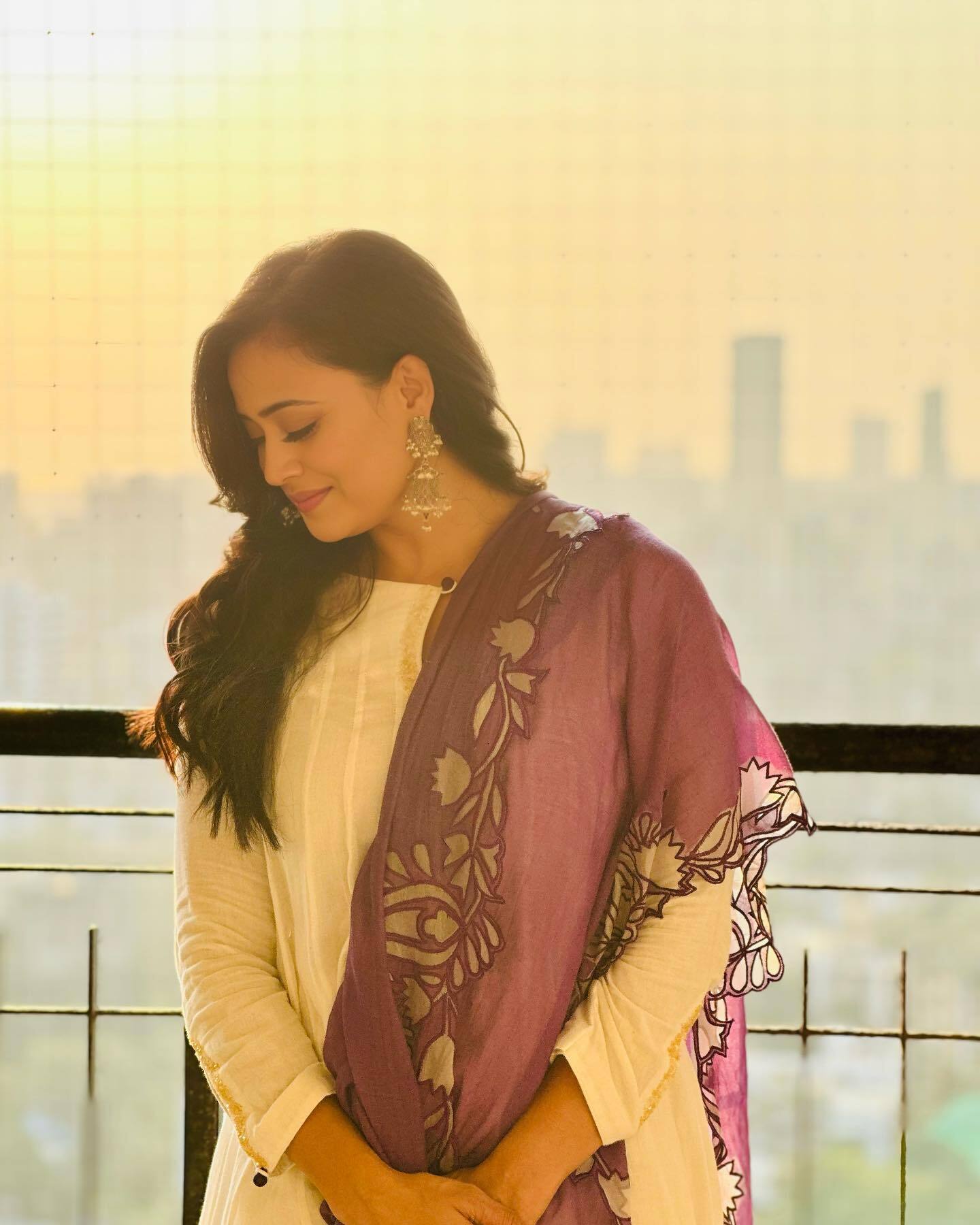 Shweta Tiwari ने अनारकली सूट में फ्लॉन्ट की अदाएं, तस्वीरें देख फैन्स का डोल गया दिल 