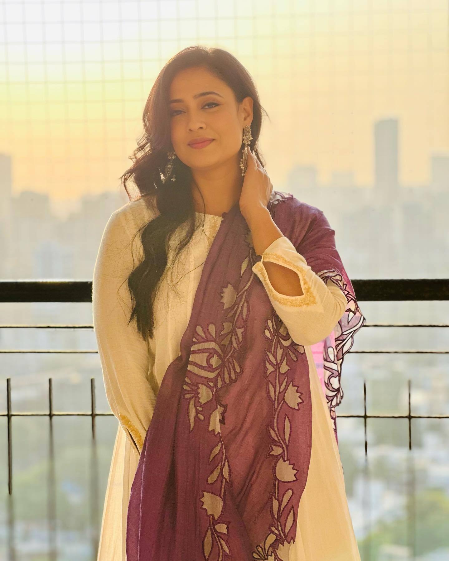 Shweta Tiwari ने अनारकली सूट में फ्लॉन्ट की अदाएं, तस्वीरें देख फैन्स का डोल गया दिल 