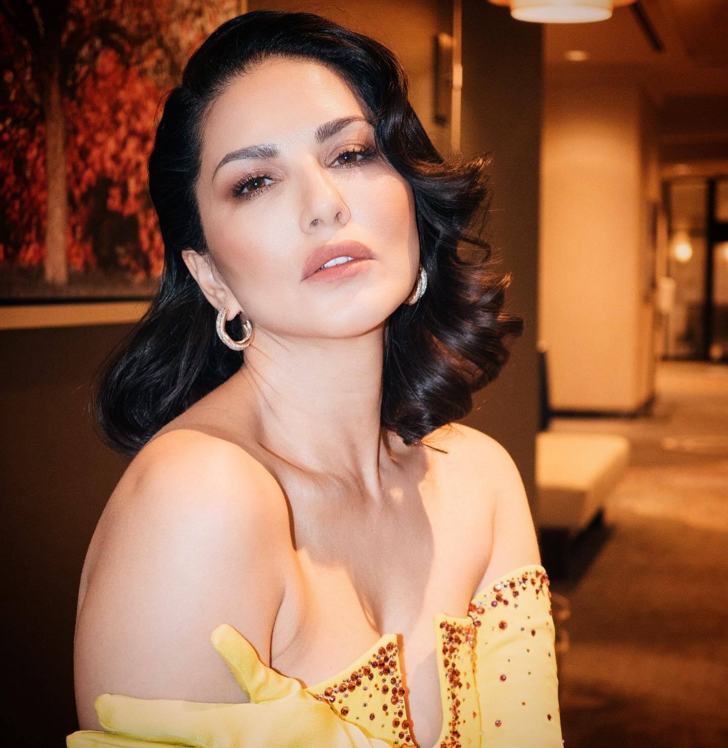 Sunny Leone की खूबसूरती के दीवाने हुए फैंस, क्लीवेज फ्लॉन्ट कर एक्ट्रेस ने सोशल मीडिया पर मचाया तहलका 