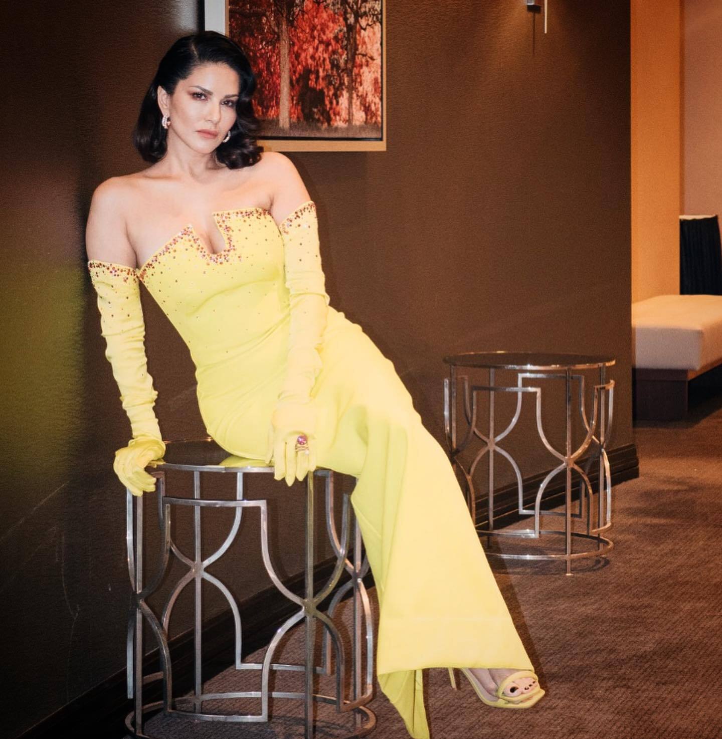 Sunny Leone की खूबसूरती के दीवाने हुए फैंस, क्लीवेज फ्लॉन्ट कर एक्ट्रेस ने सोशल मीडिया पर मचाया तहलका 