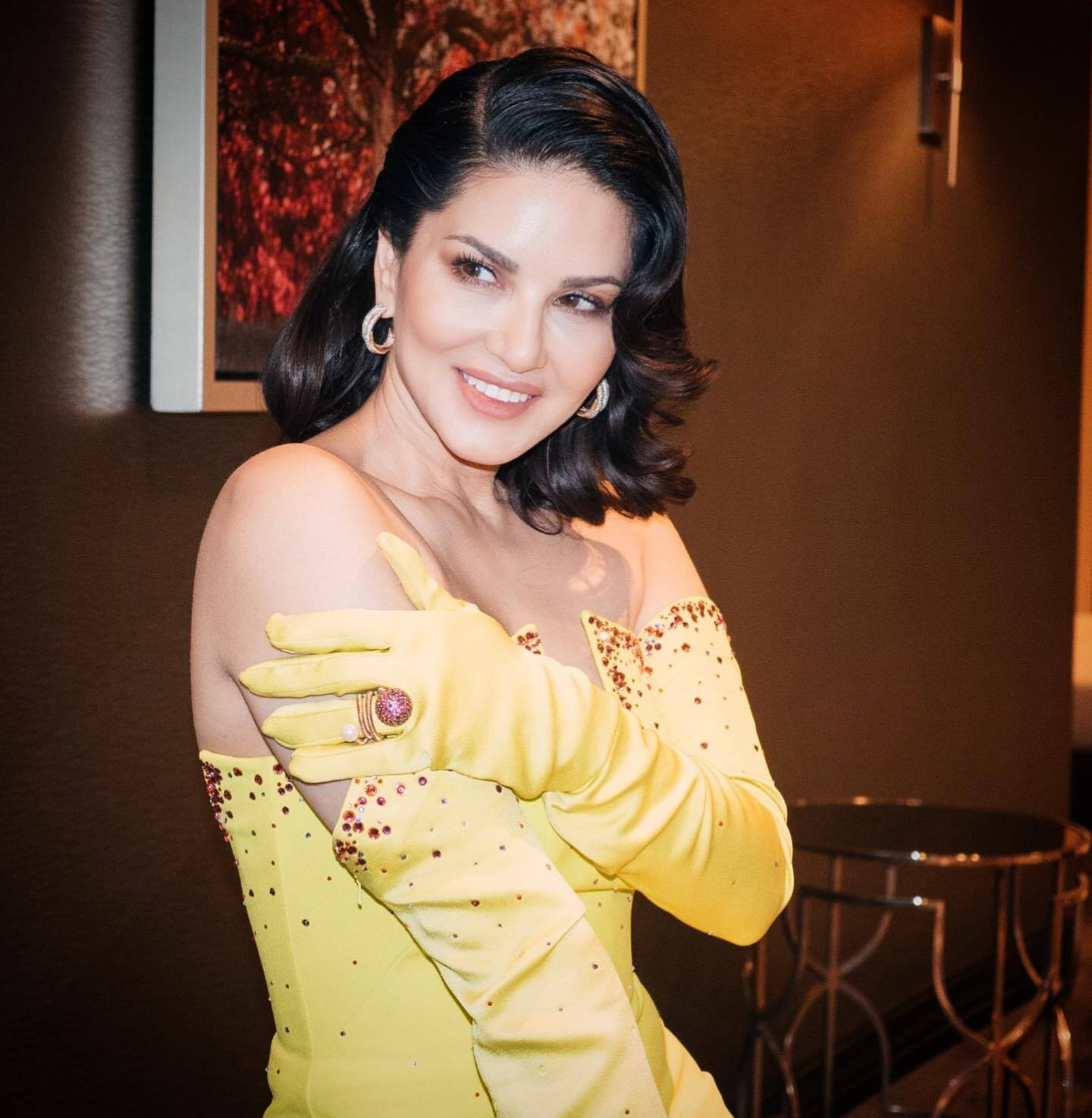 Sunny Leone की खूबसूरती के दीवाने हुए फैंस, क्लीवेज फ्लॉन्ट कर एक्ट्रेस ने सोशल मीडिया पर मचाया तहलका 
