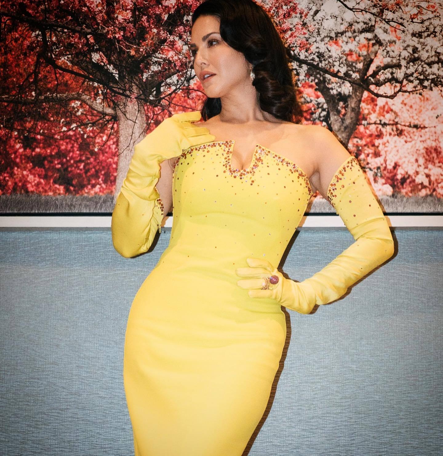 Sunny Leone की खूबसूरती के दीवाने हुए फैंस, क्लीवेज फ्लॉन्ट कर एक्ट्रेस ने सोशल मीडिया पर मचाया तहलका 