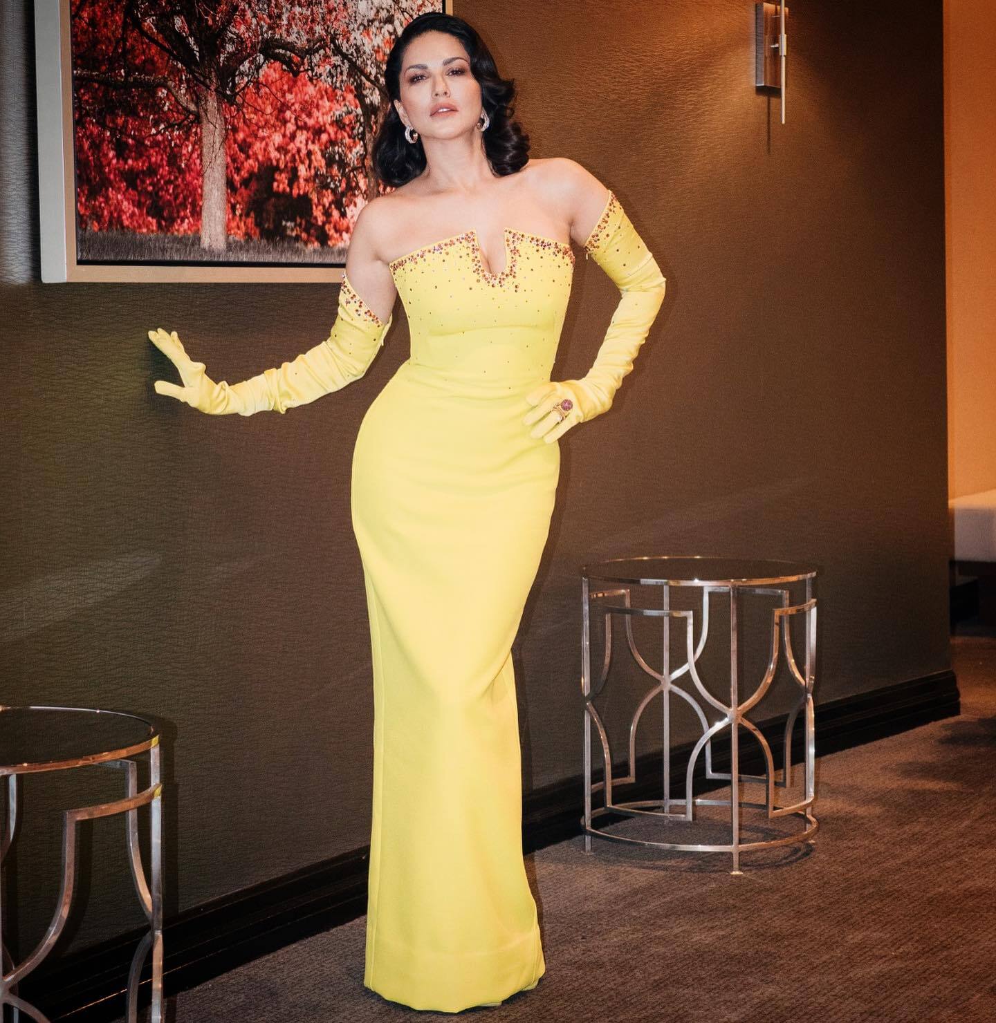 Sunny Leone की खूबसूरती के दीवाने हुए फैंस, क्लीवेज फ्लॉन्ट कर एक्ट्रेस ने सोशल मीडिया पर मचाया तहलका 