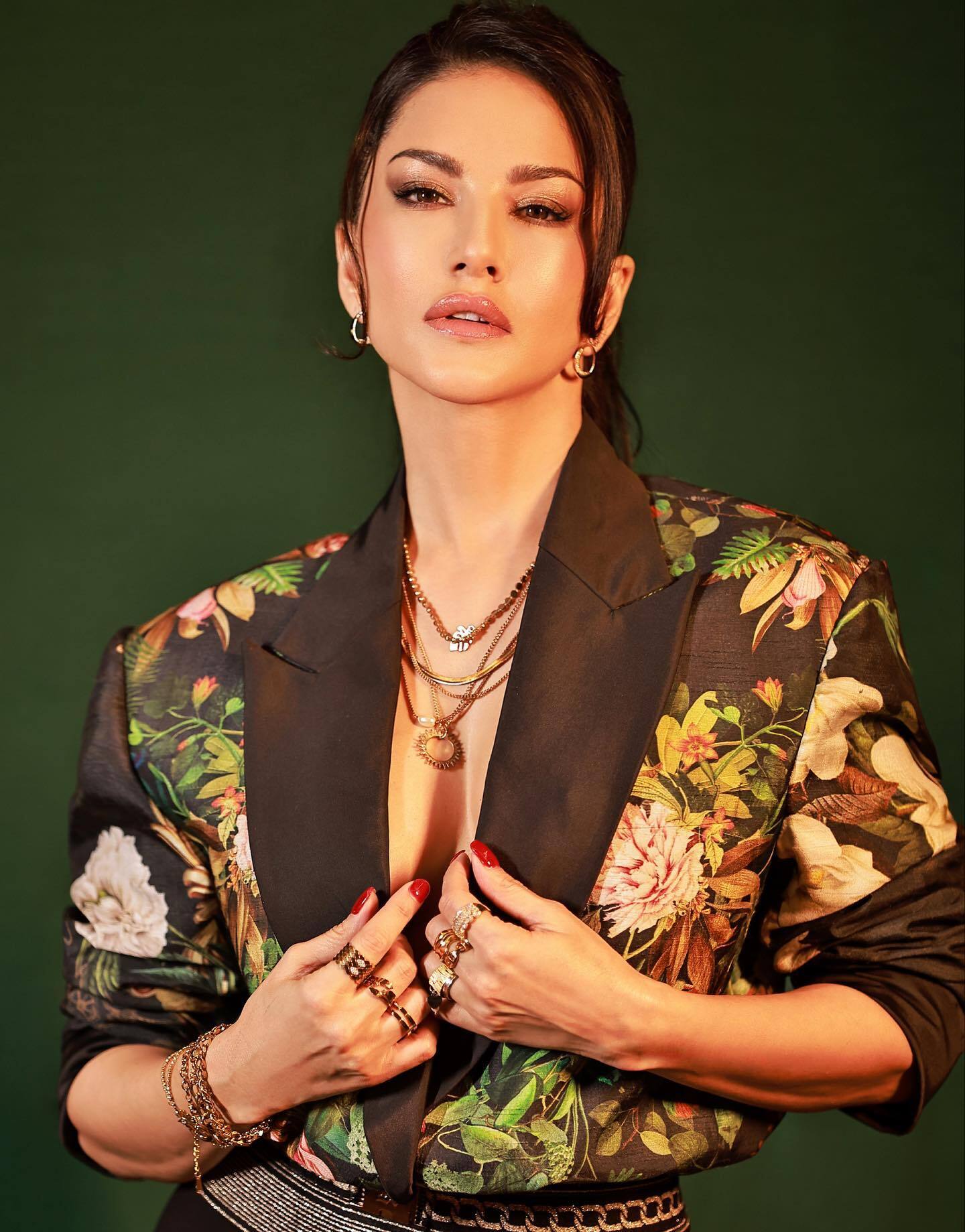 Sunny Leone ने बेहद डीपनेक आउटफिट मे फैन्स का धड़काया दिल, लुक देख डोल जाएगा मन