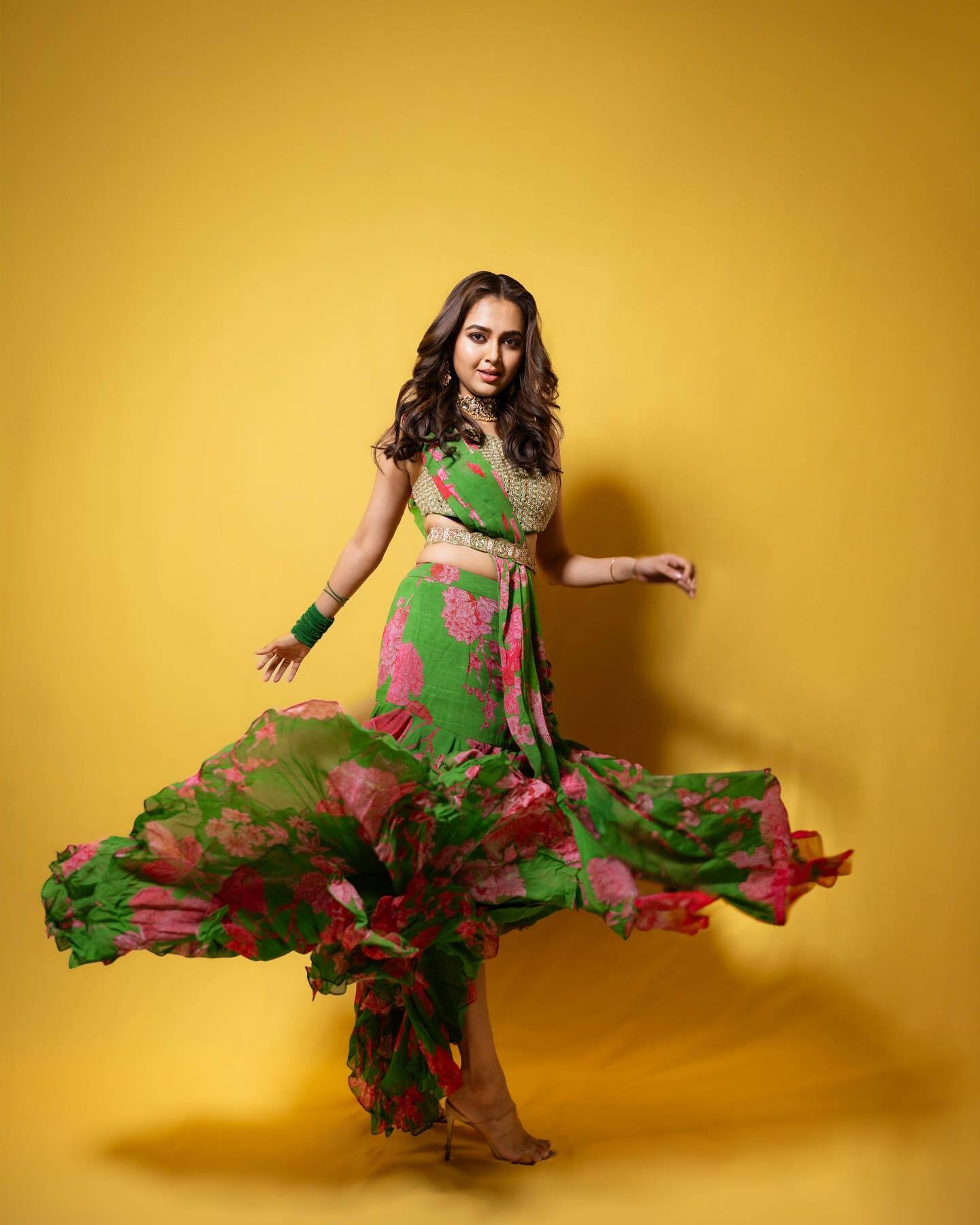 Tejasswi Prakash ने देसी लुक में दिखाया जलवा, ग्रीन आउटफिट में एक्ट्रेस को देख बढ़ी फैन्स के दिल की धड़कन