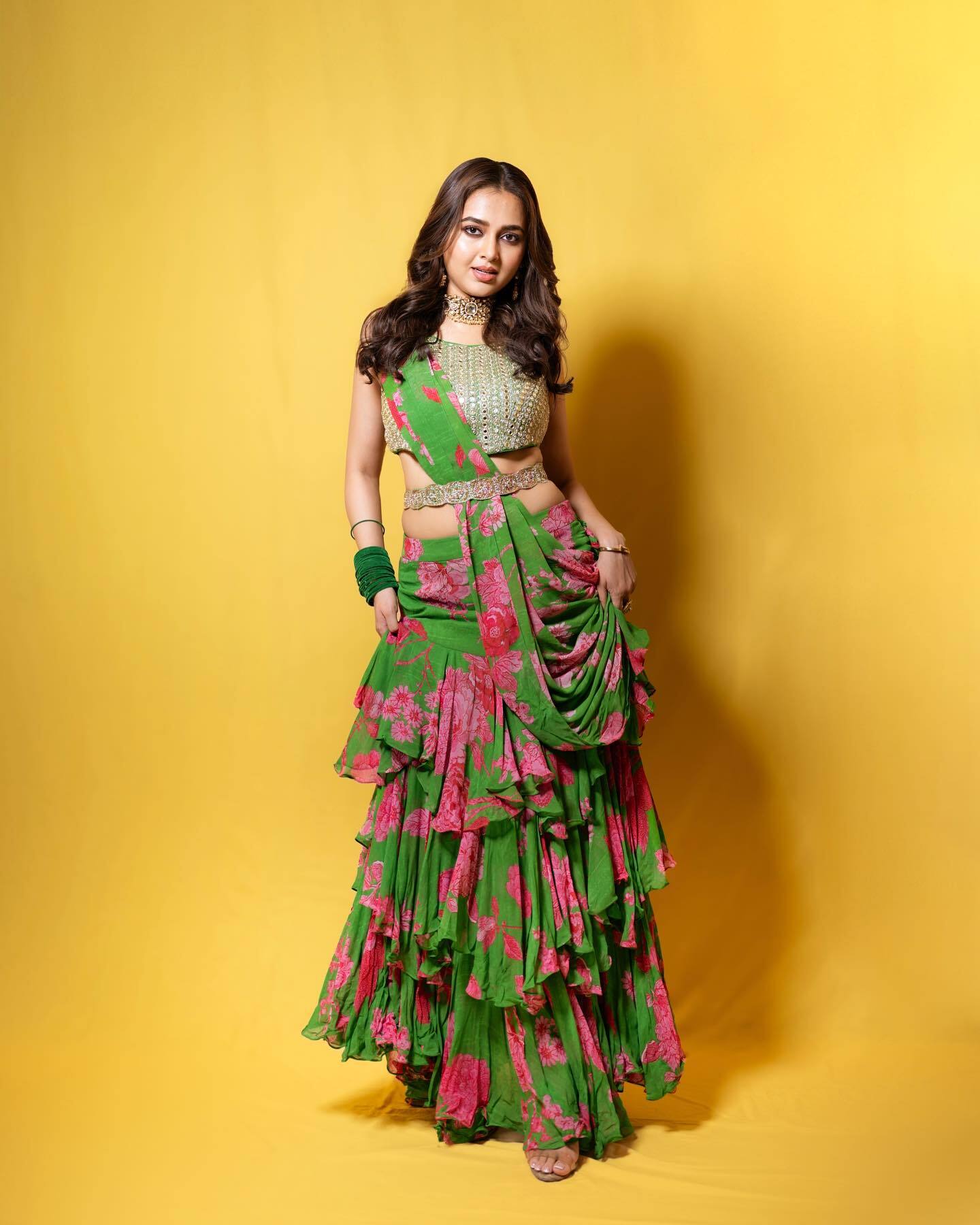 Tejasswi Prakash ने देसी लुक में दिखाया जलवा, ग्रीन आउटफिट में एक्ट्रेस को देख बढ़ी फैन्स के दिल की धड़कन