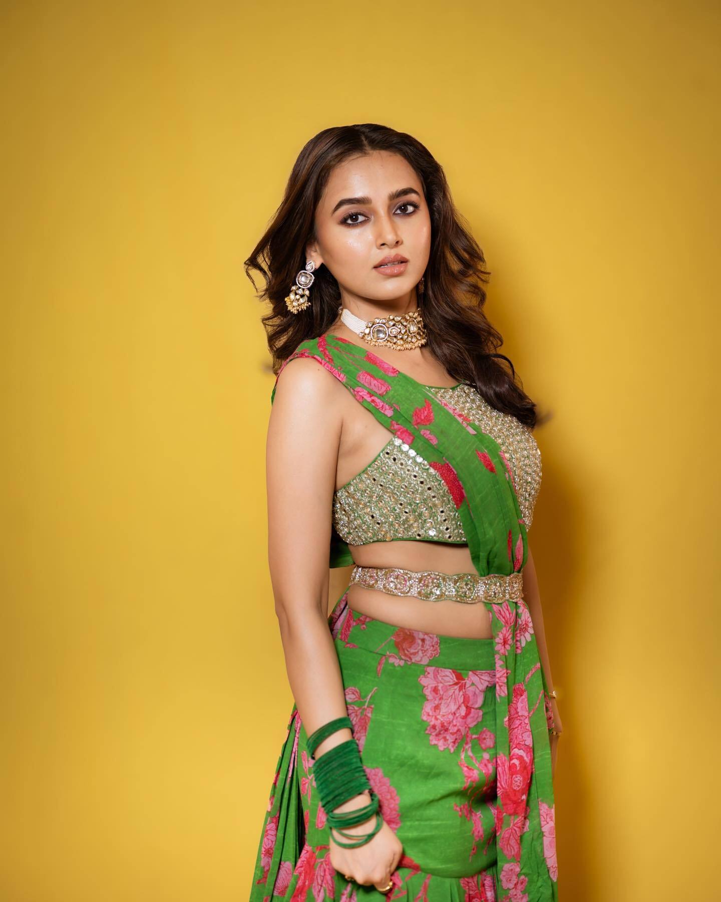 Tejasswi Prakash ने देसी लुक में दिखाया जलवा, ग्रीन आउटफिट में एक्ट्रेस को देख बढ़ी फैन्स के दिल की धड़कन