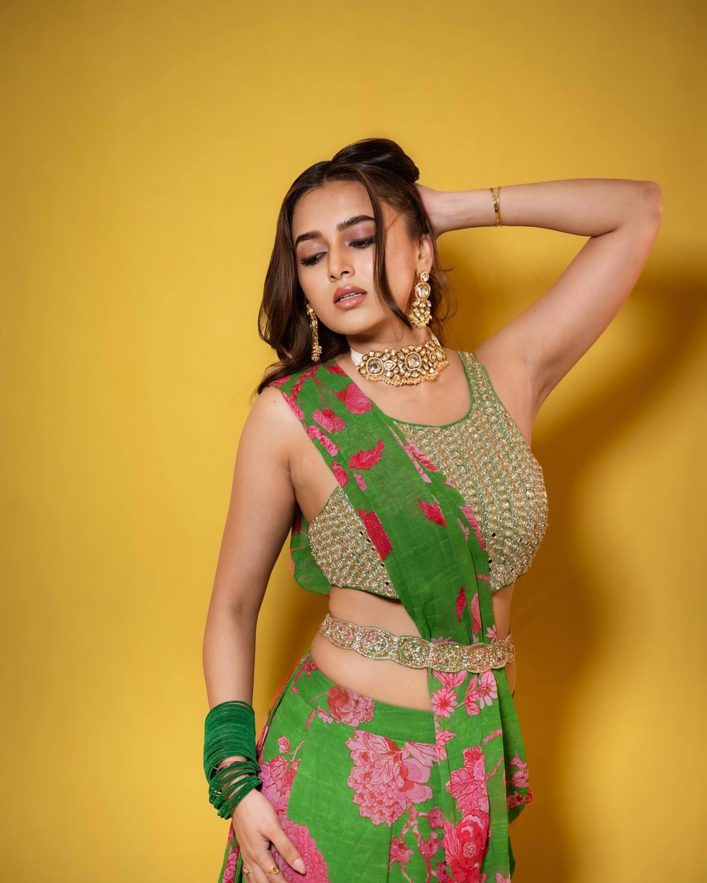 Tejasswi Prakash ने देसी लुक में दिखाया जलवा, ग्रीन आउटफिट में एक्ट्रेस को देख बढ़ी फैन्स के दिल की धड़कन