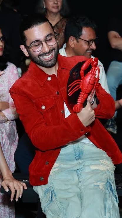 कभी प्लेट में केकड़ा तो कभी चाकू का कवर लेकर घूमते हैं ओरी, देखें ओरहान का गज़ब का कवर कलेक्शन 