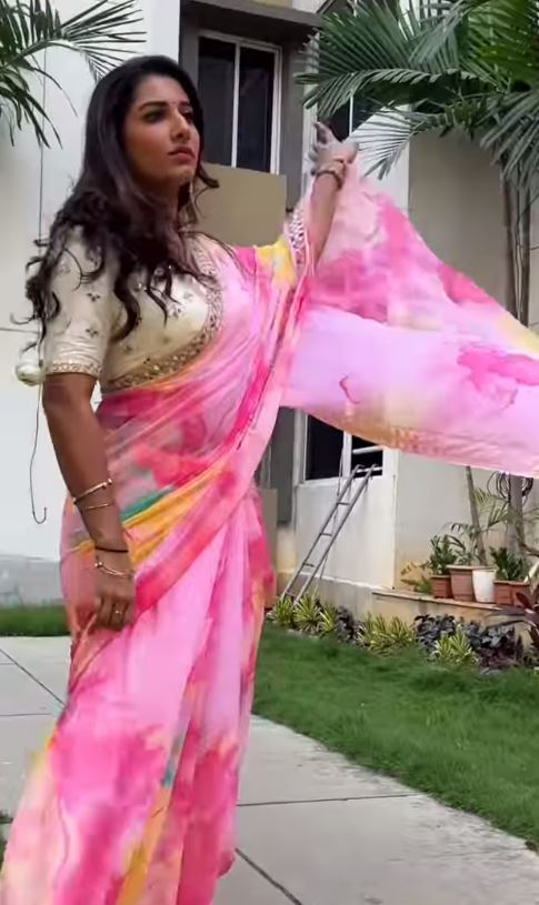 Anchor Vishnupriya: శృతిమించిన విష్ణుప్రియ అందాల ఆరబోత.. పైటను జరిపి టైట్ జాకెట్‌లో!