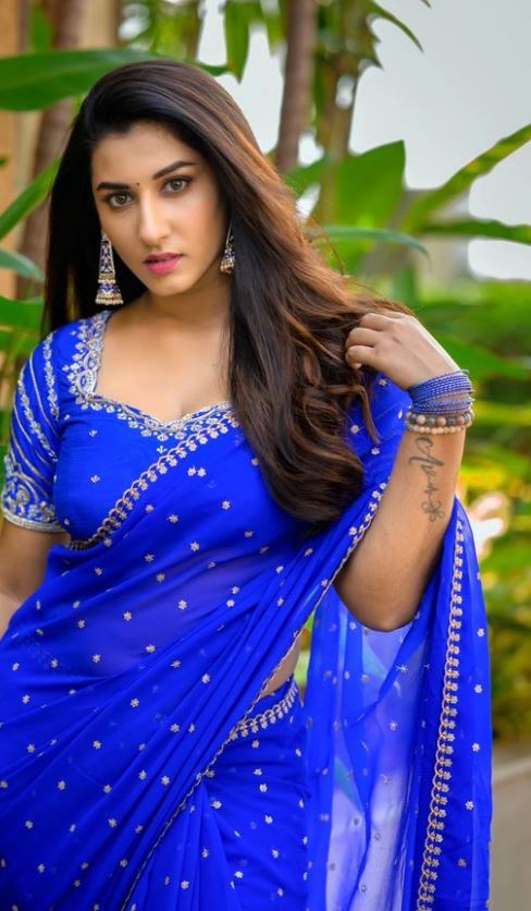 Anchor Vishnupriya: శృతిమించిన విష్ణుప్రియ అందాల ఆరబోత.. పైటను జరిపి టైట్ జాకెట్‌లో!