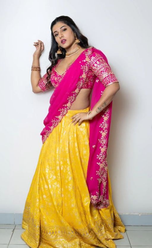 Anchor Vishnupriya: శృతిమించిన విష్ణుప్రియ అందాల ఆరబోత.. పైటను జరిపి టైట్ జాకెట్‌లో!