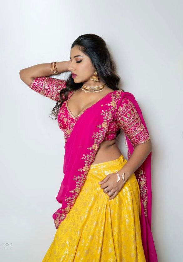 Anchor Vishnupriya: శృతిమించిన విష్ణుప్రియ అందాల ఆరబోత.. పైటను జరిపి టైట్ జాకెట్‌లో!