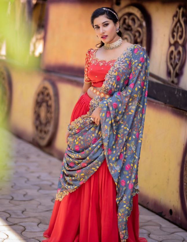 Anchor Vishnupriya: శృతిమించిన విష్ణుప్రియ అందాల ఆరబోత.. పైటను జరిపి టైట్ జాకెట్‌లో!